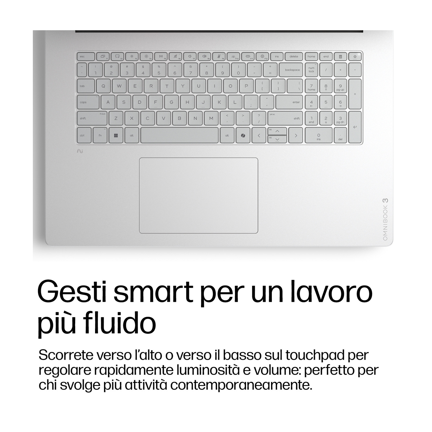 Una tastiera e un trackpad per laptop argentati con del testo in italiano sotto.