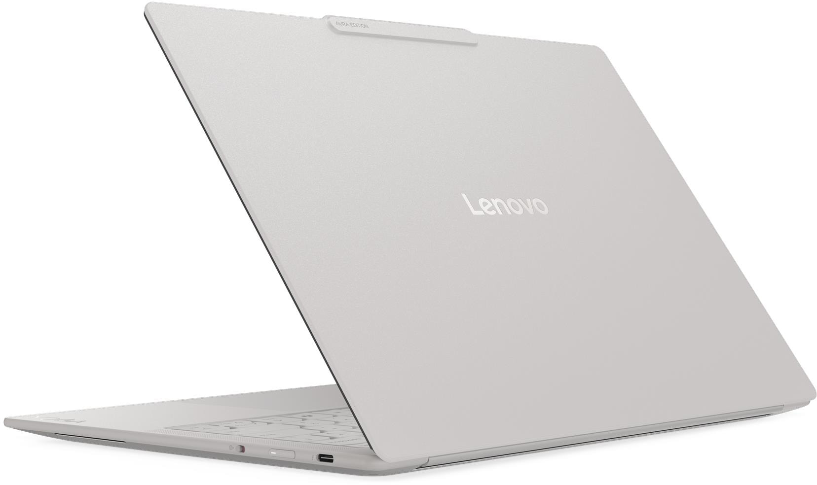 Egy ezüst színű Lenovo laptop hátulról fényképezve, kiemelve a fém felületet és logót fehér háttér előtt.
