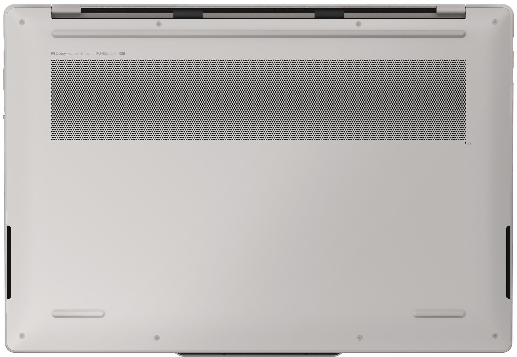 Egy laptop ezüstszínű alsó panelje nagy szellőzőrácsot, gumilábakat és márkajelzéseket mutat.