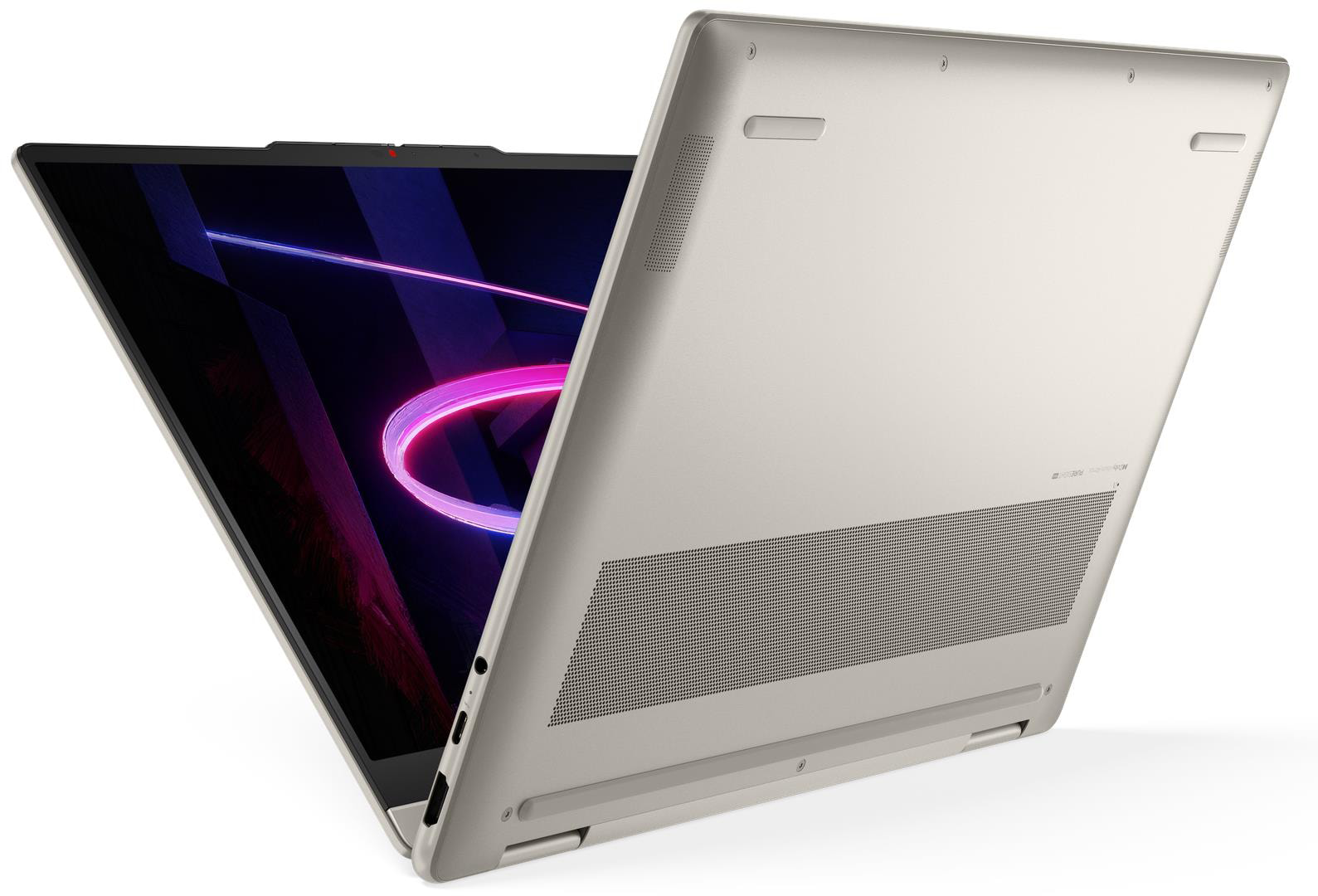 Ezüstszínű laptop alulról és elölről világító képernyővel.