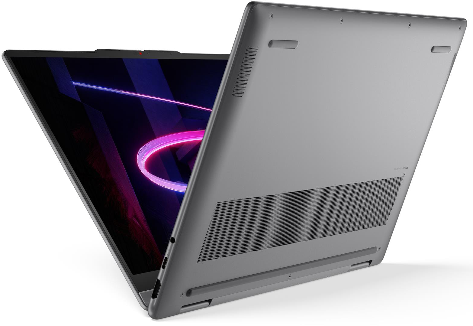 Szürke laptop, félig nyitva fehér háttérrel, mutatja a hátulját szellőzőnyílásokkal és a kijelzőt.