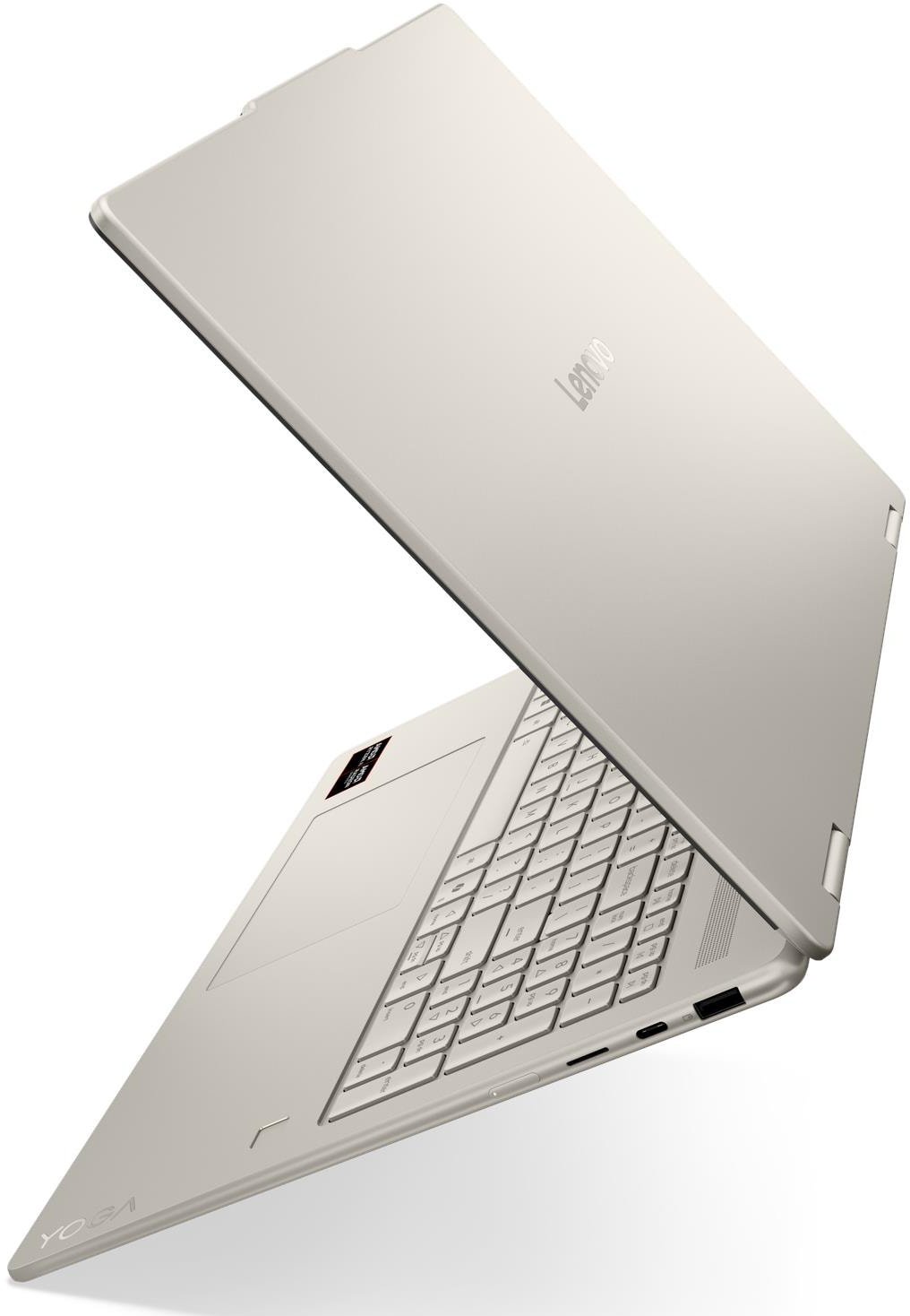 Egy ezüst színű Lenovo Yoga laptop szögben kinyitva, fehér háttér előtt.