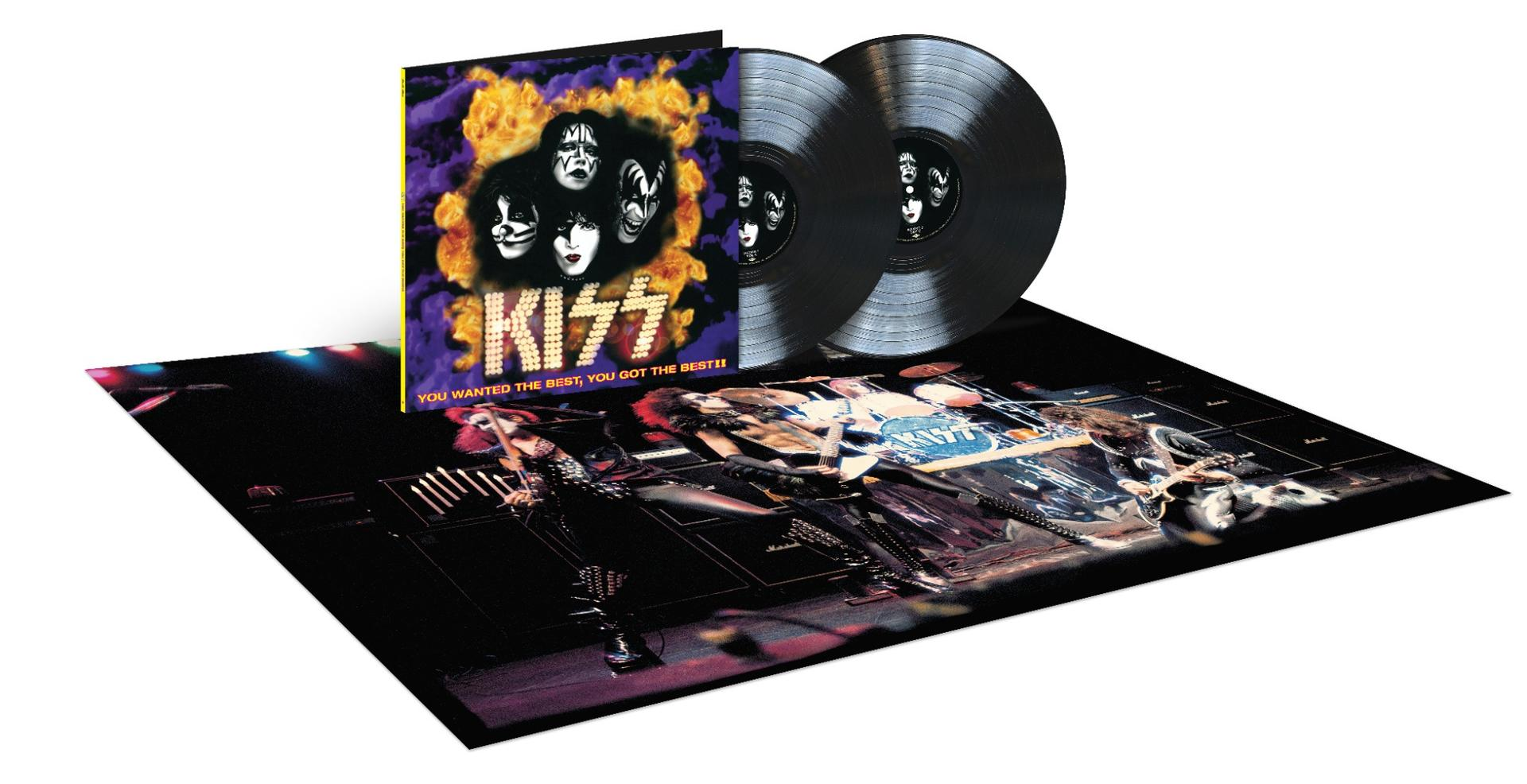 Kiss Vinyl-Platten, Cover und ein Poster der rockenden Band auf der Bühne.