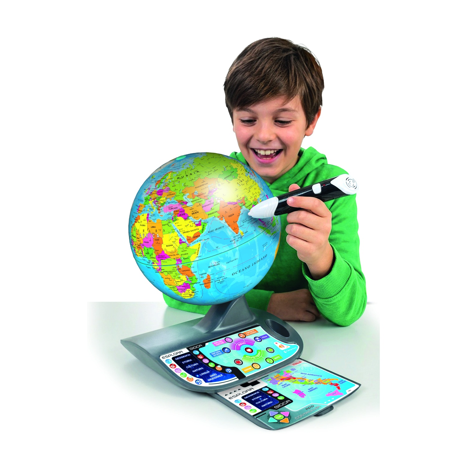 Un ragazzo sorridente con felpa verde usa una penna interattiva per indicare un globo.