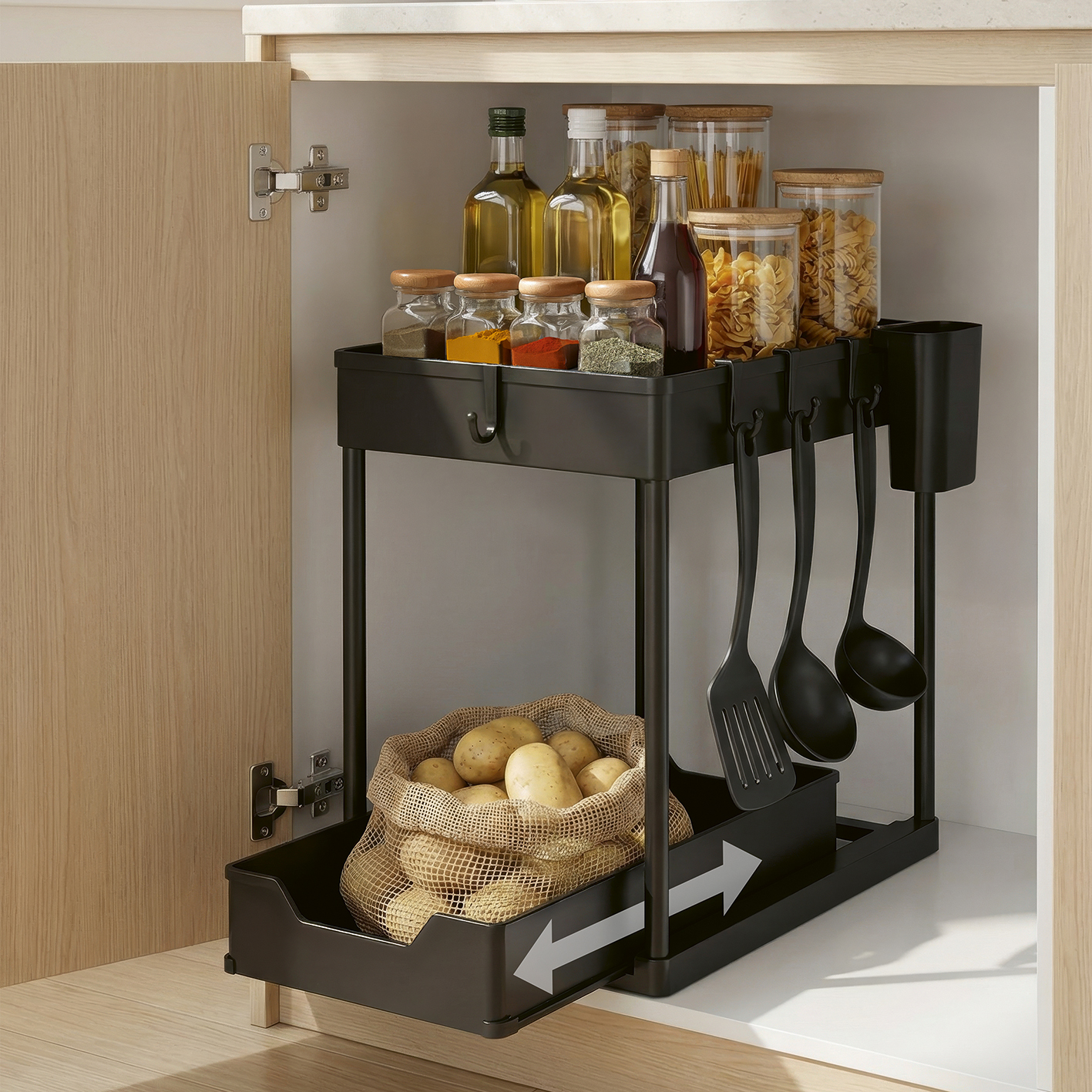 Ein zweistöckiges, schwarzes Ausziehregal im Küchenschrank mit Gewürzen oben und Kartoffeln im Beutel unten.