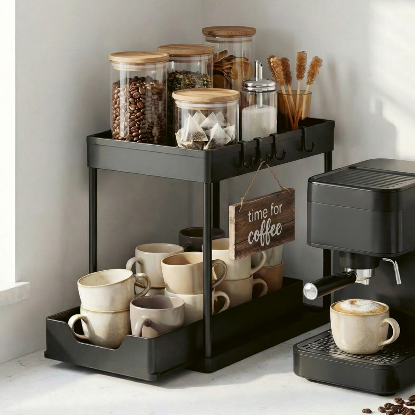 Eine schwarze Kaffeestation enthält Gläser mit Bohnen, Tassen, ein Schild und eine Kaffeemaschine.