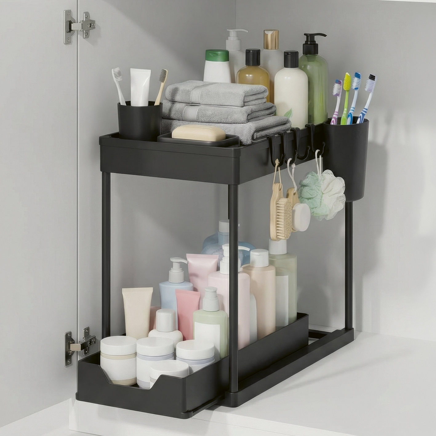 Ein schwarzes zweistöckiges Regal in einem Schrank mit Badartikeln, Handtüchern und Zahnbürsten.