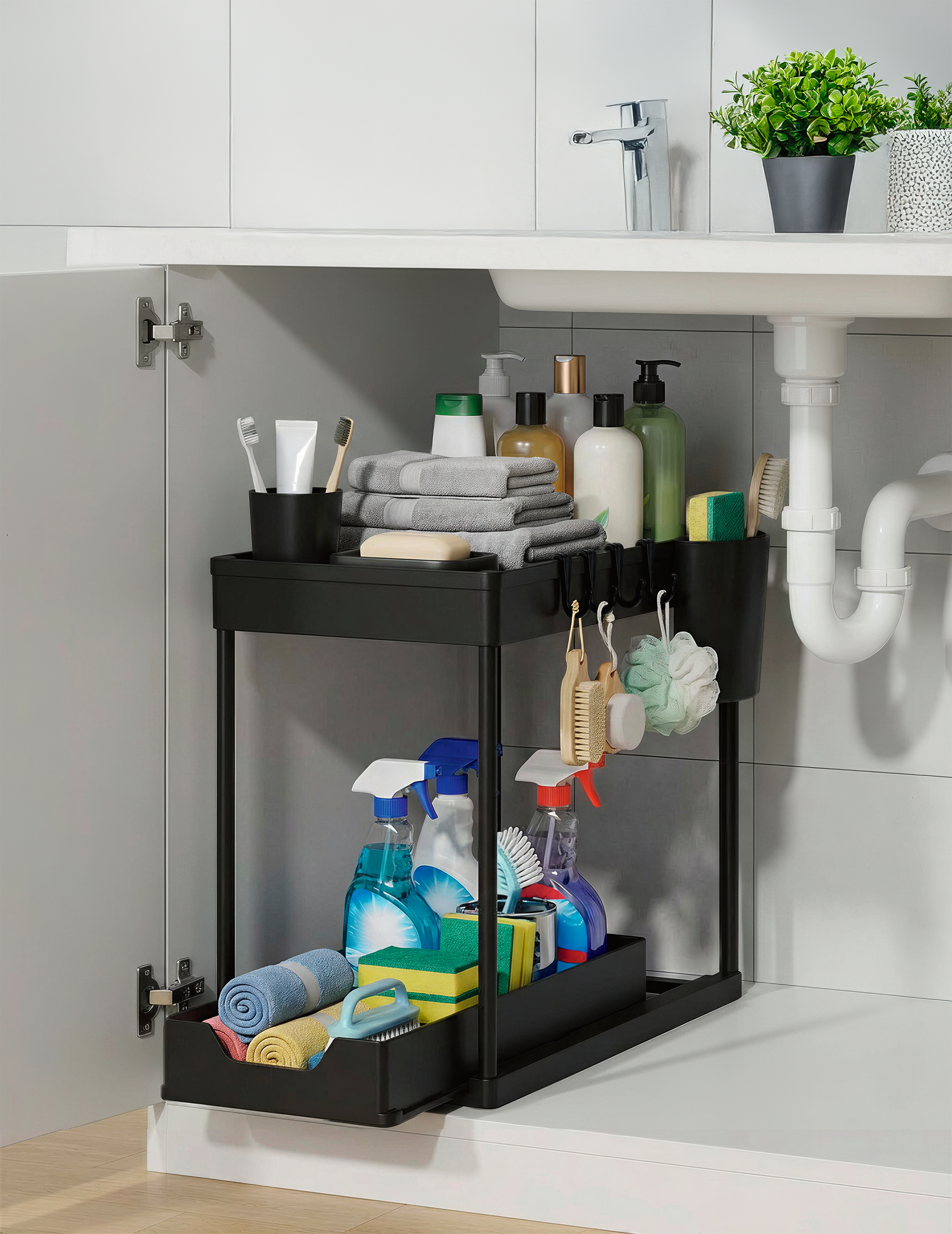 Unter dem Waschbecken im Bad sorgt ein schwarzes zweistöckiges Regal für Ordnung mit Flaschen, Handtüchern und Putzzeug.