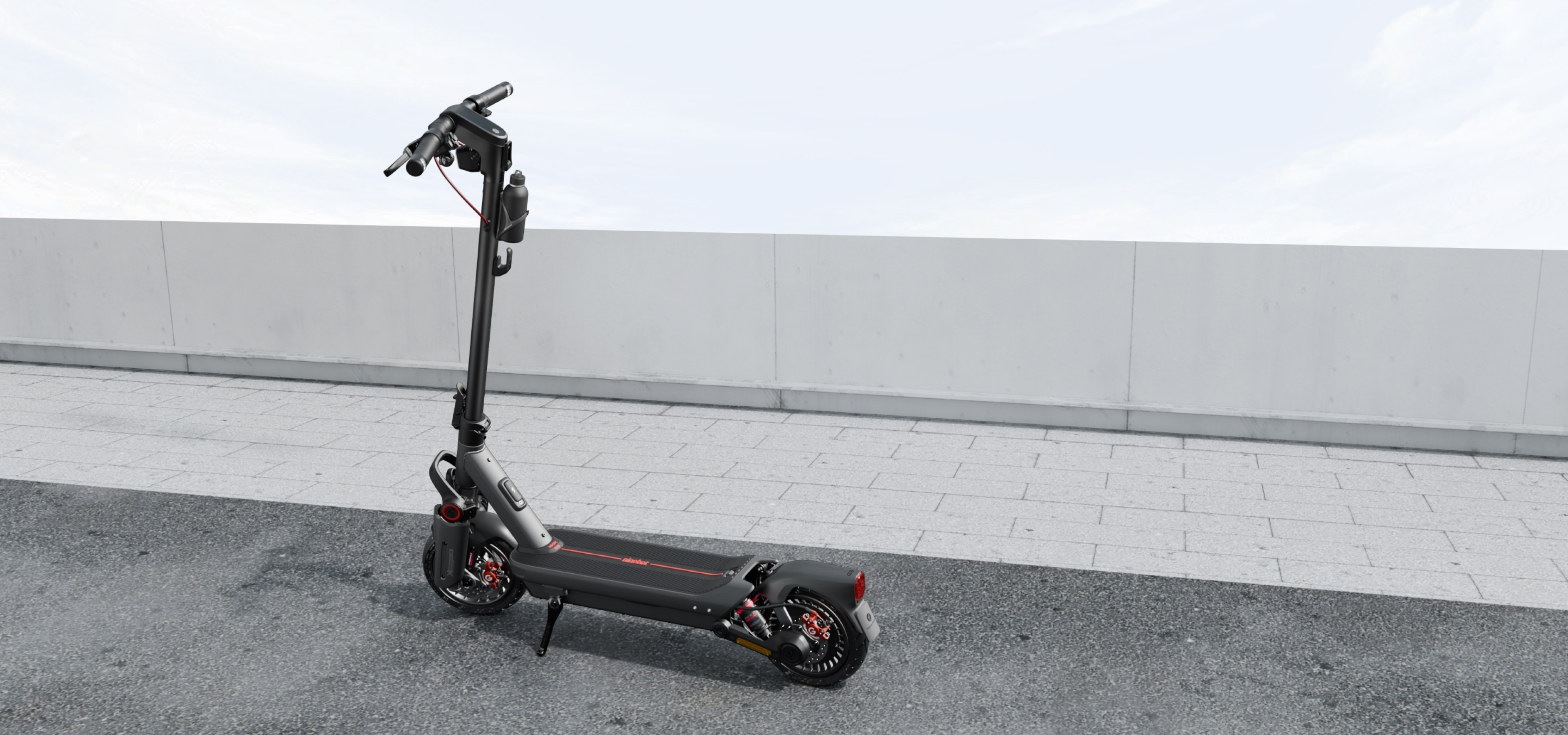 Parlak bir gökyüzü altında gri beton duvarın önünde asfalt üzerine park edilmiş siyah elektrikli scooter.