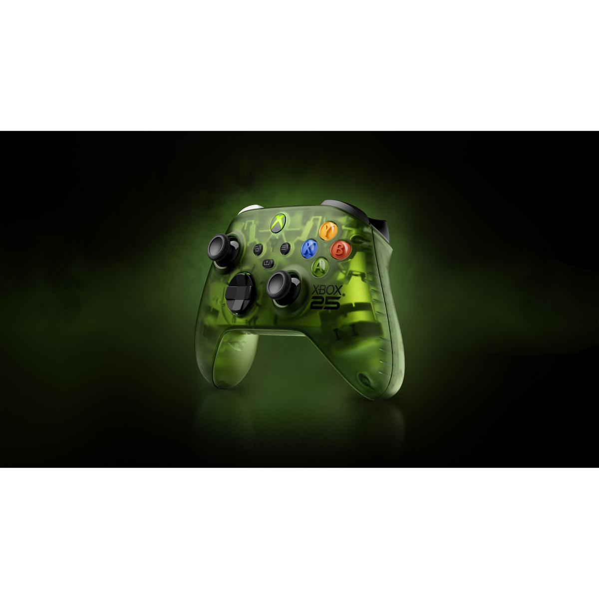 Transparenter grüner Xbox-Controller mit 25-Jahre-Logo auf dunklem Hintergrund.