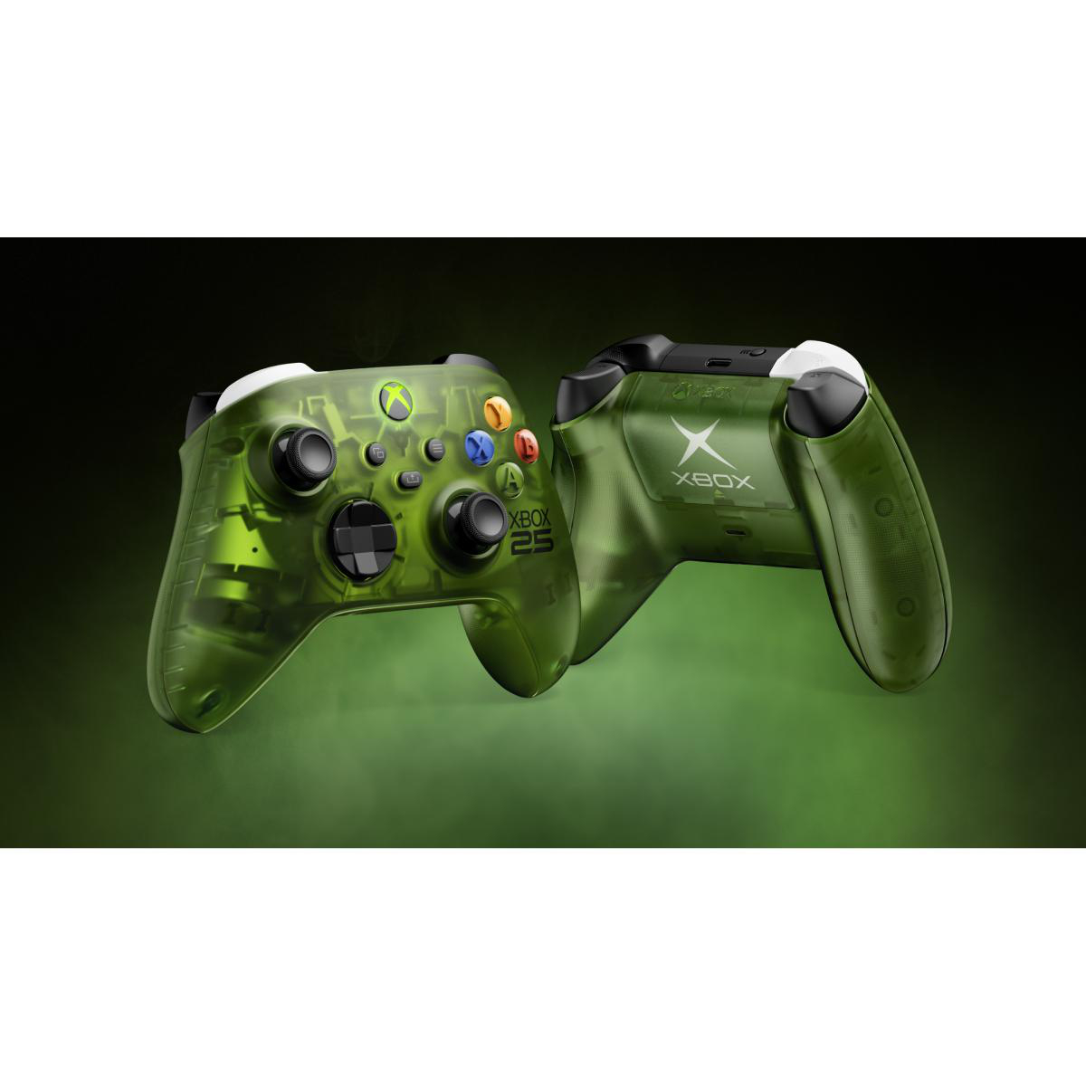 Zwei grüne, transparente Xbox 25 Controller vor einem dunklen Hintergrund mit grünem Rauch.