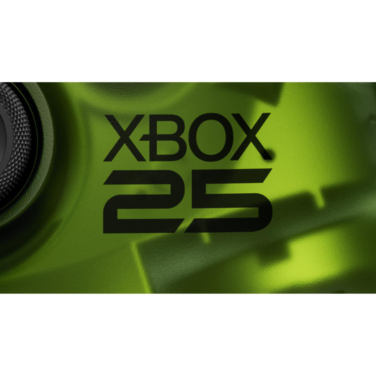 Nahaufnahme eines grünen Xbox-Controllers mit dem Xbox 25-Logo in schwarzer Schrift.