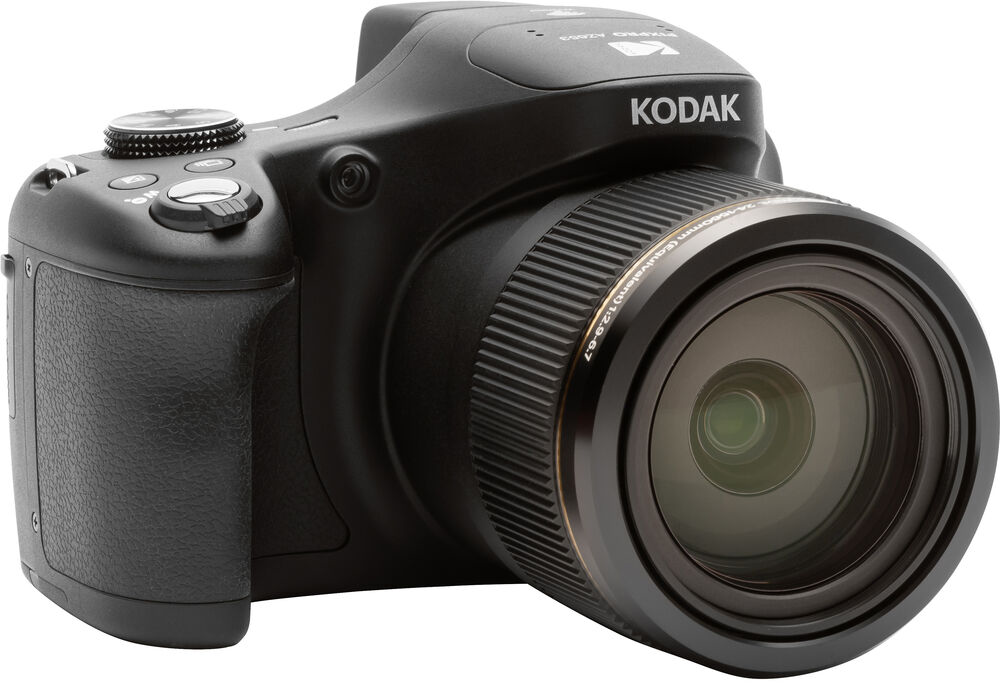 Egy fekete Kodak digitális fényképezőgép nagy objektívvel, fehér háttér előtt.
