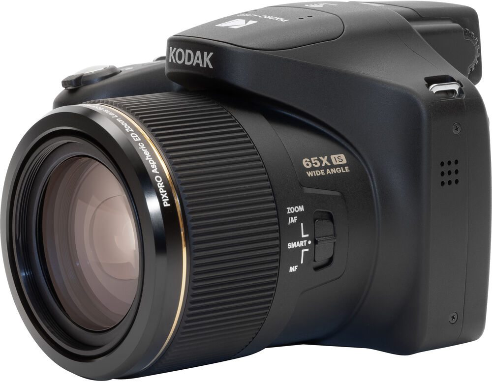Egy fekete Kodak digitális fényképezőgép nagy zoomobjektívvel és beépített vakuval fehér háttér előtt.