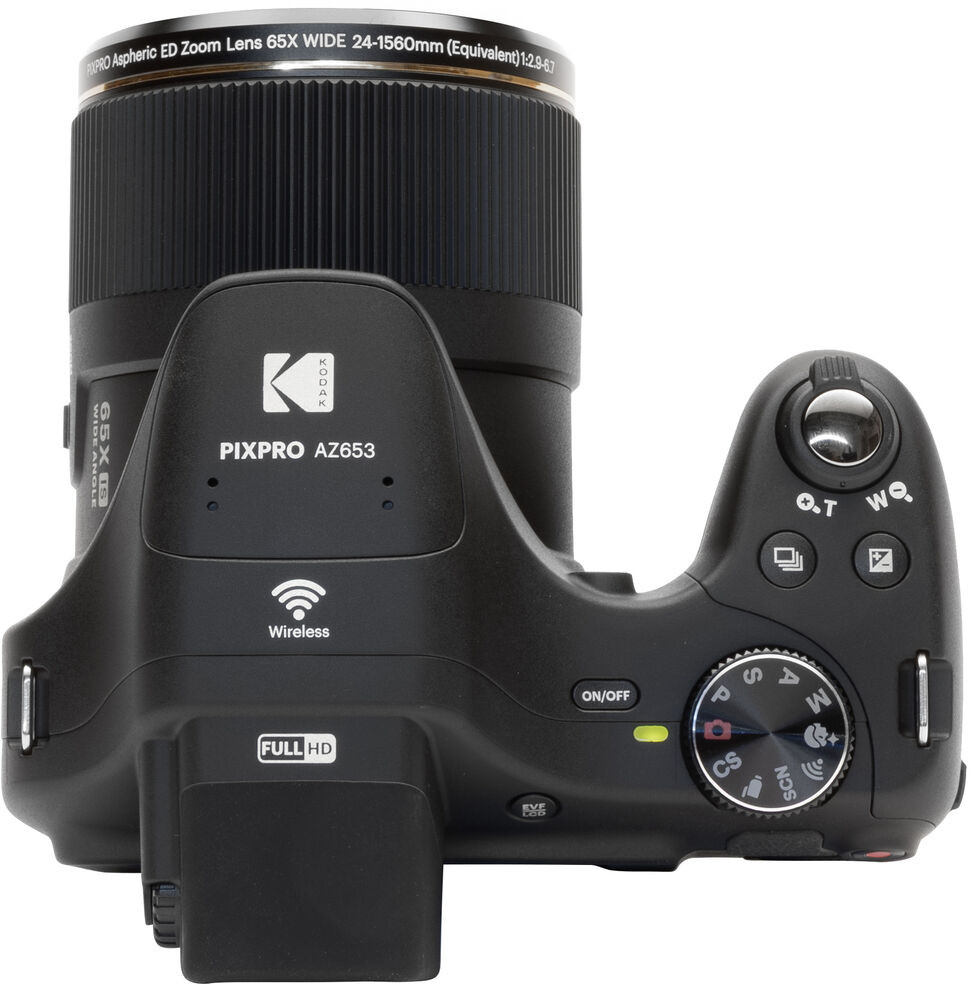 Fekete Kodak PIXPRO AZ653 digitális fényképezőgép felülnézete, vezérlőkkel, lencsével és vezeték nélküli ikonnal.