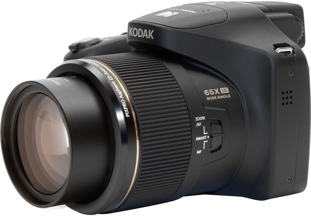 Fekete Kodak hibrid fényképezőgép nagy zoomobjektívvel, fehér háttérrel.