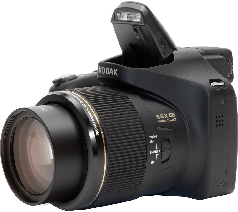 Fekete Kodak hibrid fényképezőgép felnyitott vakuval és nagy zoomobjektívvel fehér háttér előtt.