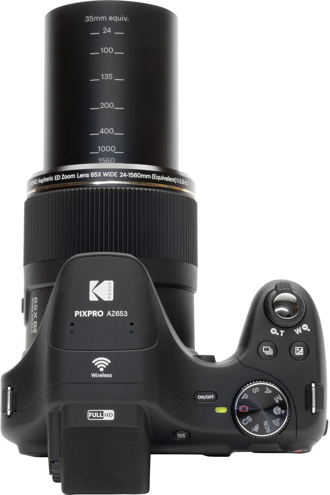 Felnézet egy fekete Kodak PIXPRO AZ653 híd fényképezőgépről, nagy zoomobjektívvel és gombokkal fehér háttér előtt.