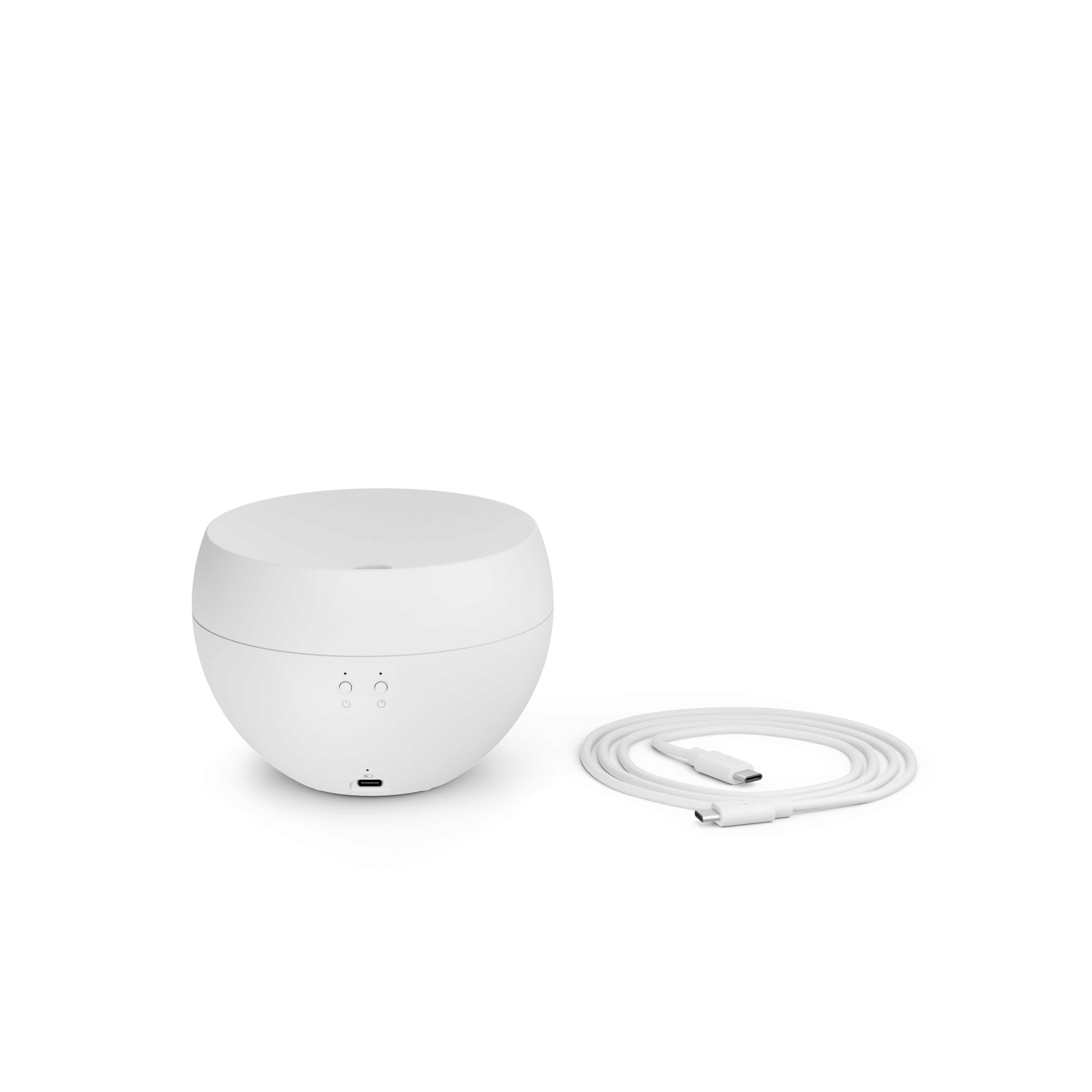 Ein weißer, runder Diffusor mit zwei Knöpfen und einem USB-C-Kabel auf weißem Hintergrund.