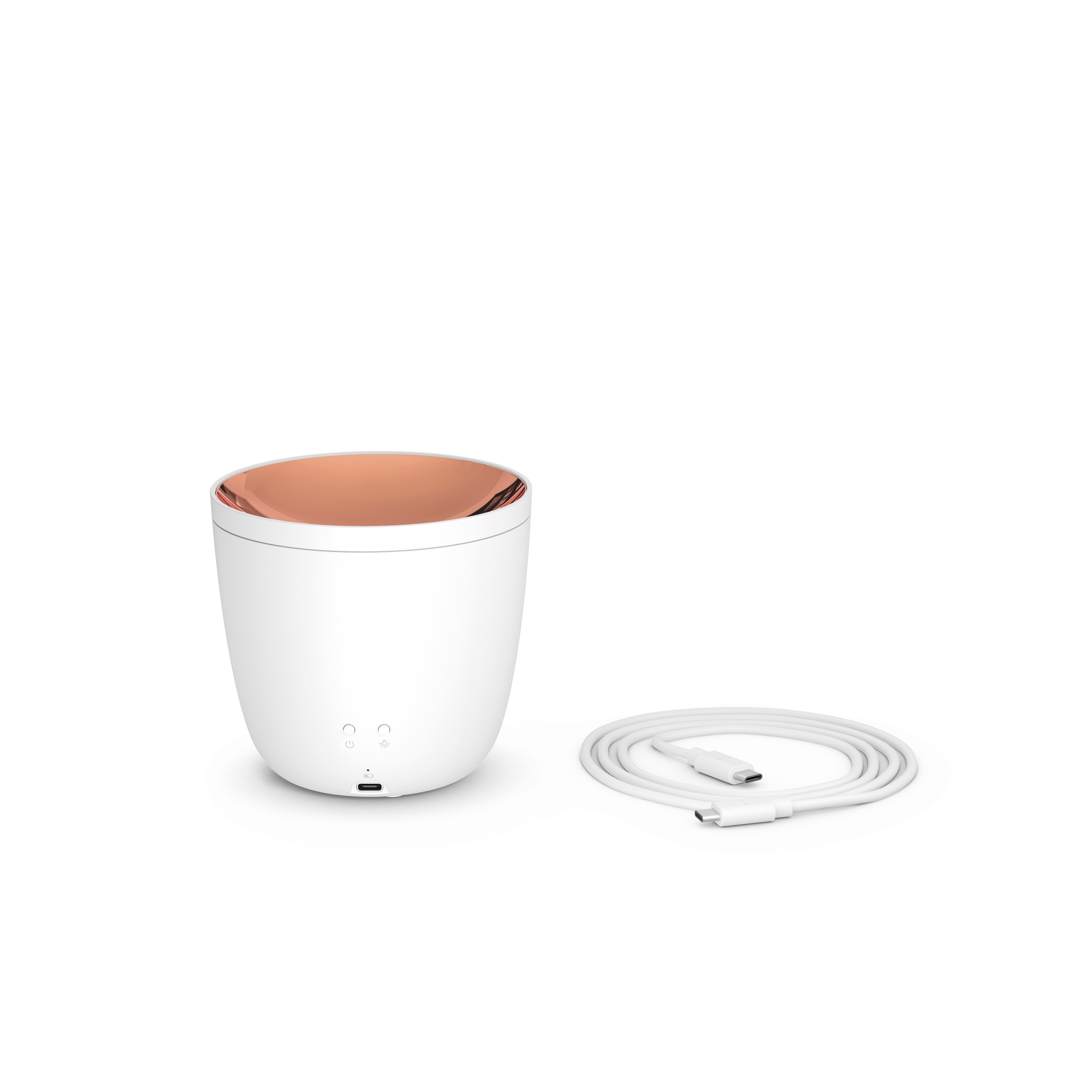 Ein weißer Aromadiffusor mit kupferfarbener Öffnung und ein weißes USB-C-Kabel auf weißem Hintergrund.