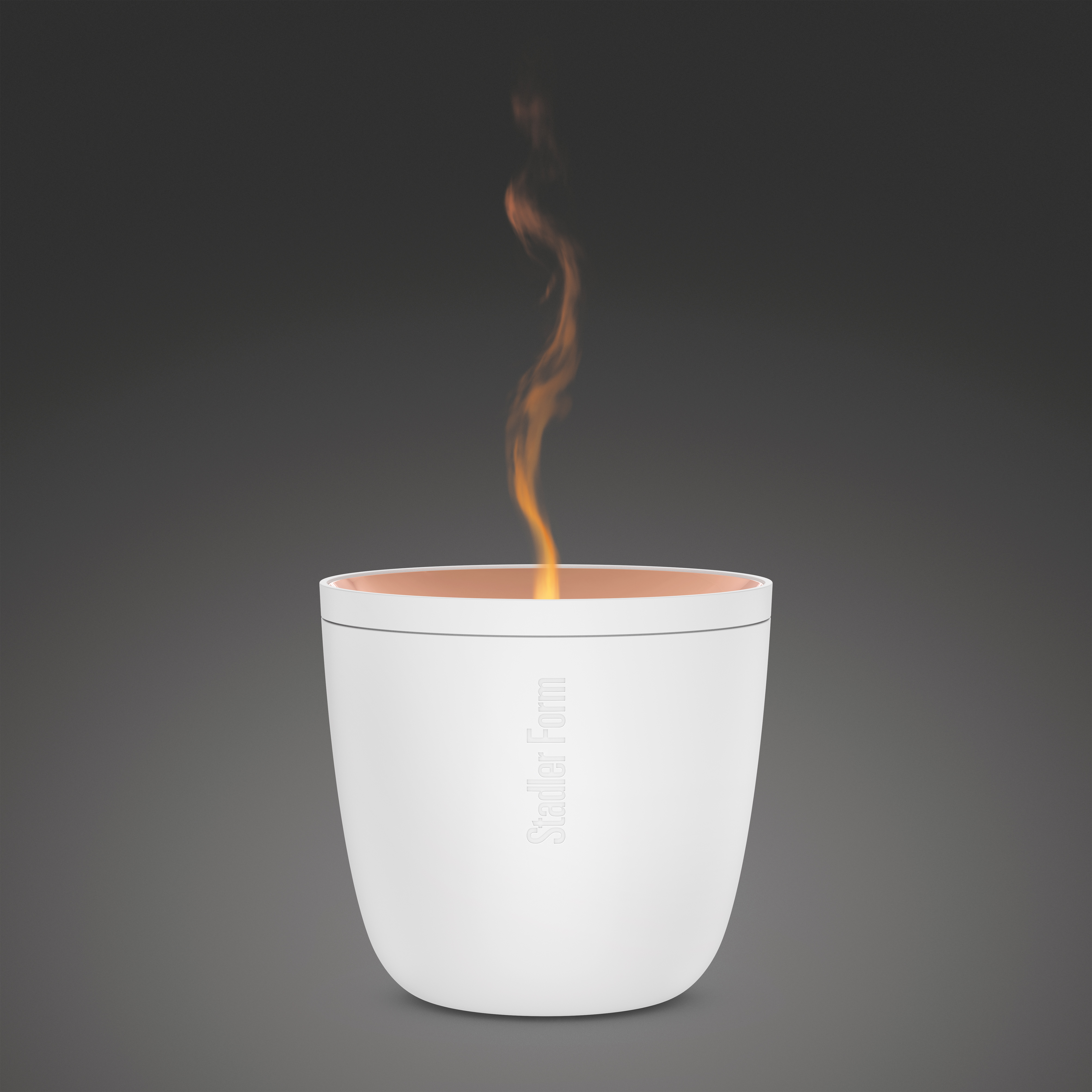 Ein weißer Aroma-Diffusor mit Kupferrand steht auf grauen Hintergrund, orangener Dampf steigt auf.