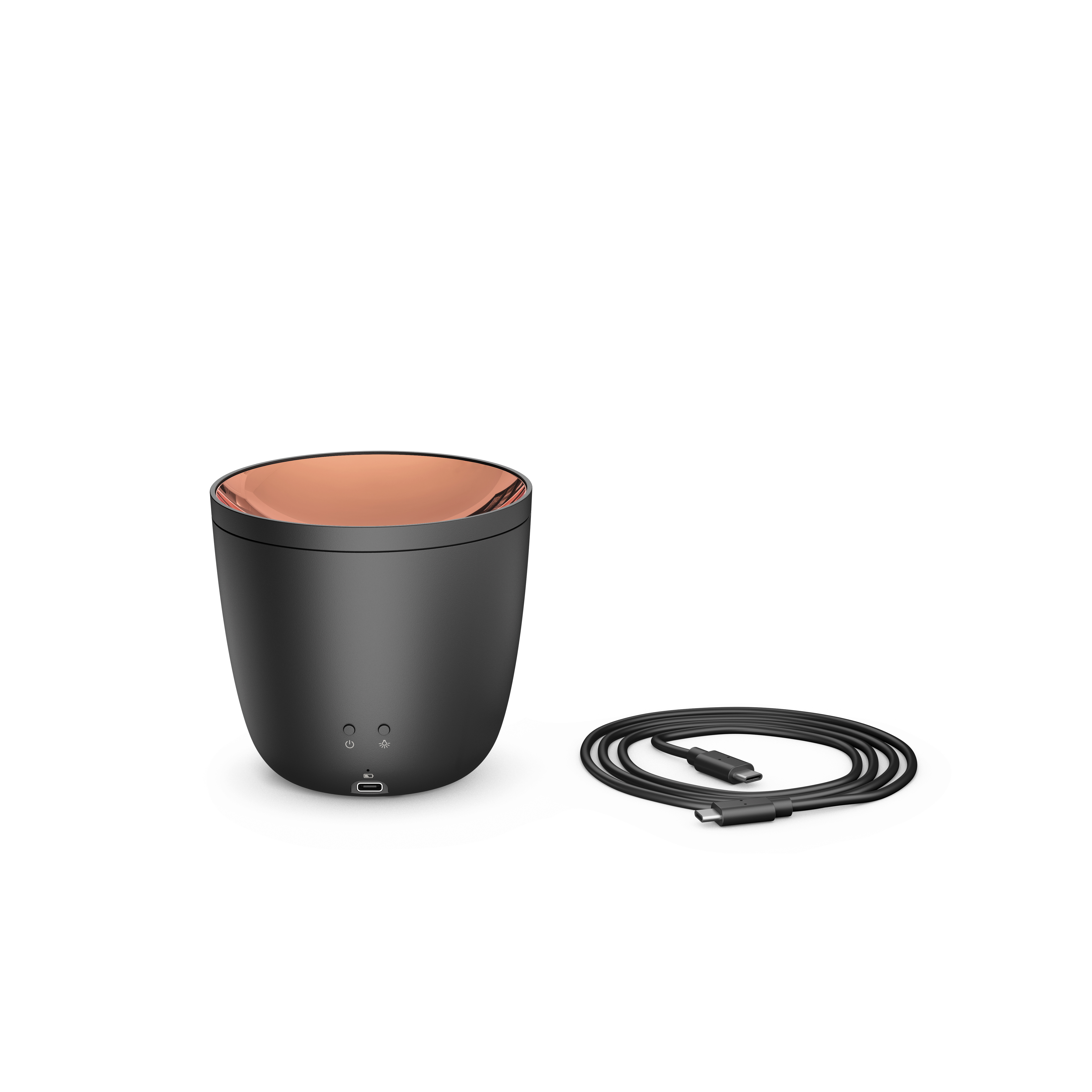 Ein mattschwarzer Becher mit roségoldener Innenseite und einem USB-C-Kabel auf weißem Hintergrund.