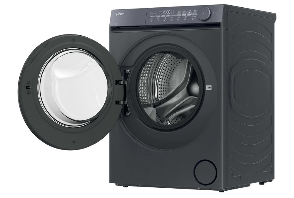 Sötétszürke Haier mosógép nyitott ajtóval, látható a rozsdamentes acél dob.