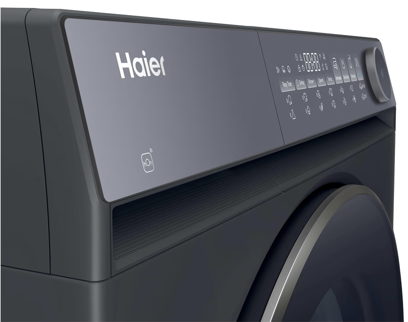 Sötétszürke Haier mosógép közeli képe digitális vezérlőpanellel és forgatógombbal.