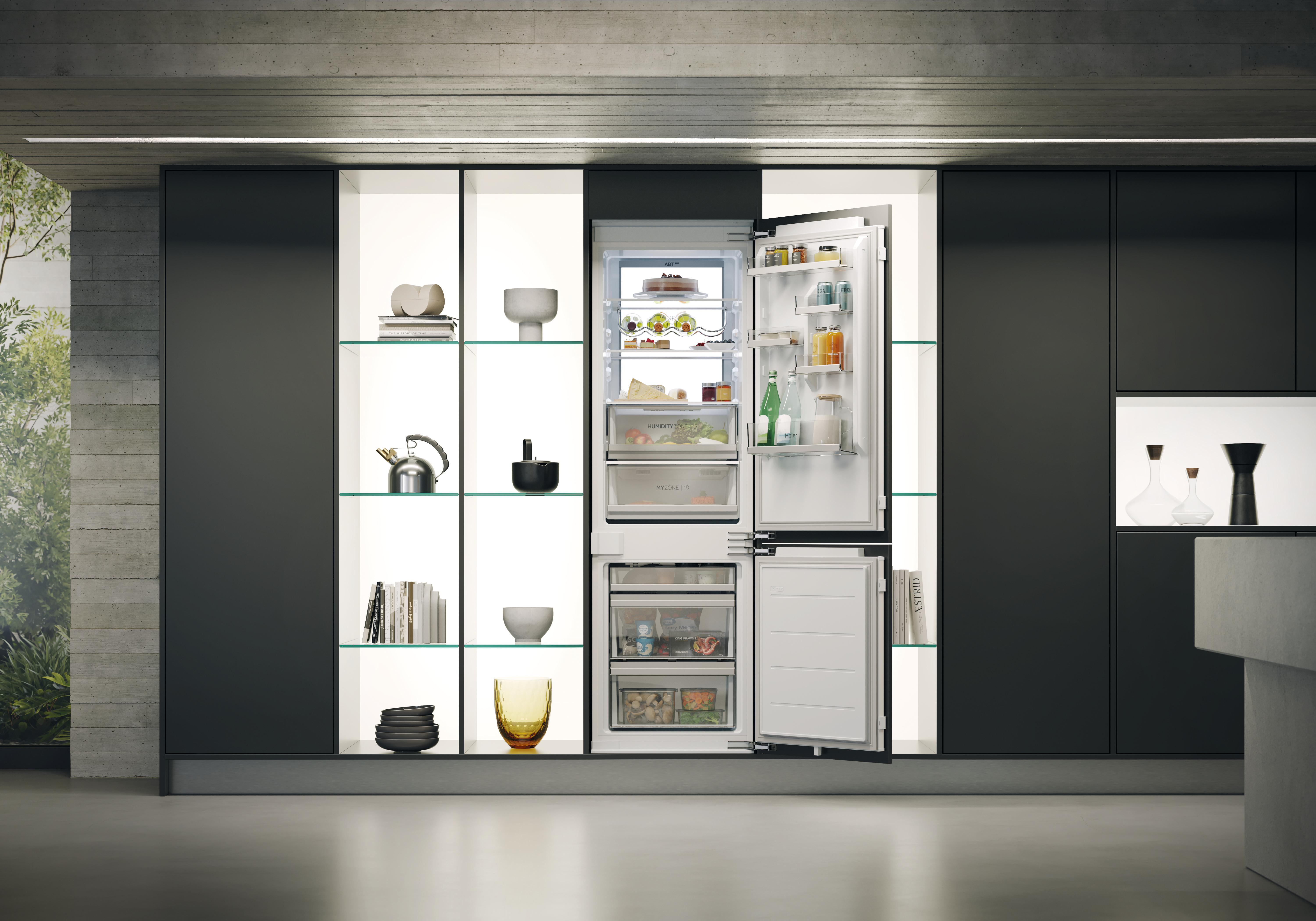 Moderne Küche mit integriertem, offenen Kühlschrank, beleuchteten Regalen und dunklen Schränken.