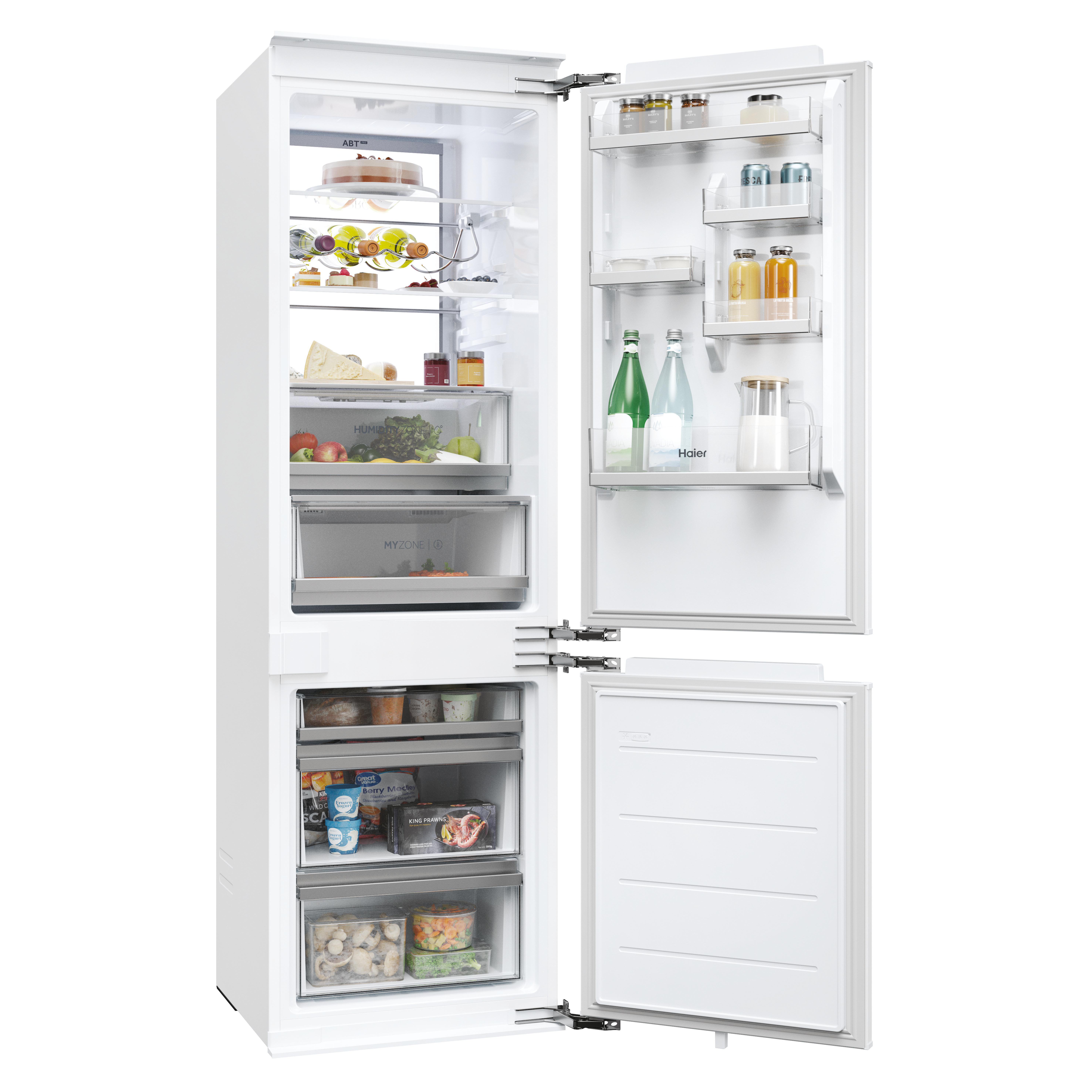 Ein weißer Kühlschrank mit geöffneten Türen, gefüllt mit Lebensmitteln, Getränken und Behältern.