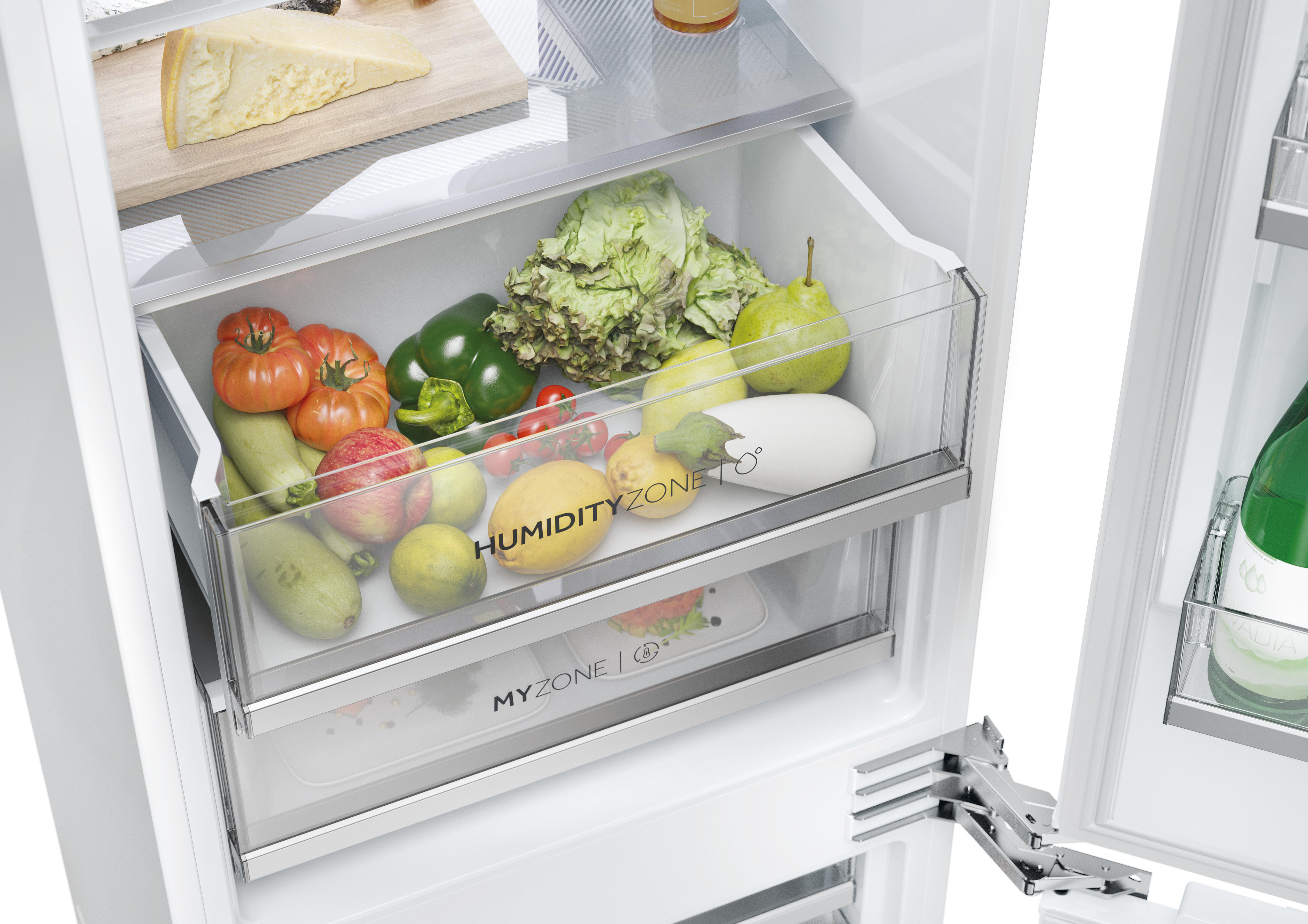 Ein offener Kühlschrank mit frischem Gemüse und Obst in der Humidity Zone Schublade.