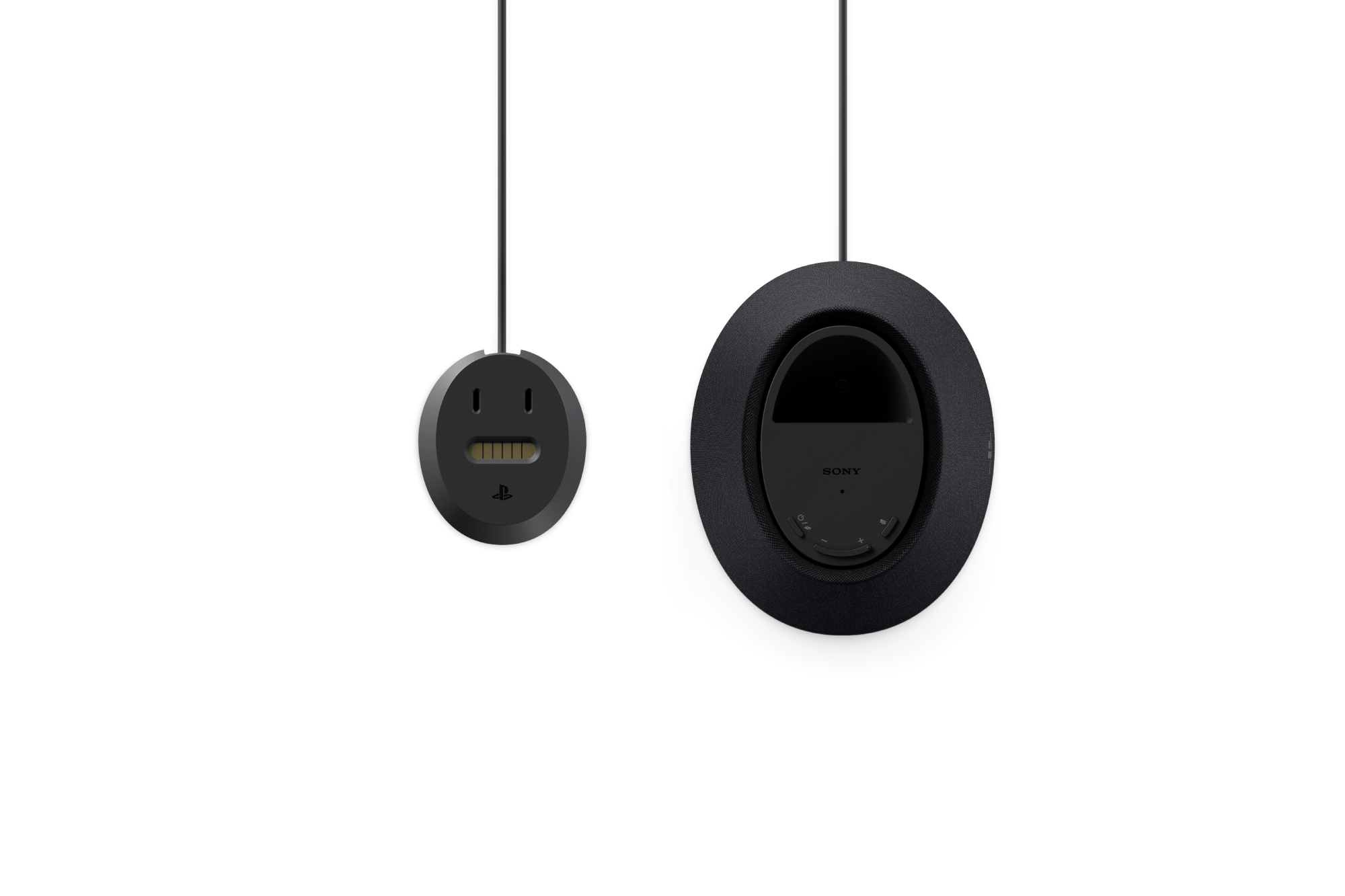 Dos accesorios negros de PlayStation cuelgan de cables negros sobre un fondo oscuro.