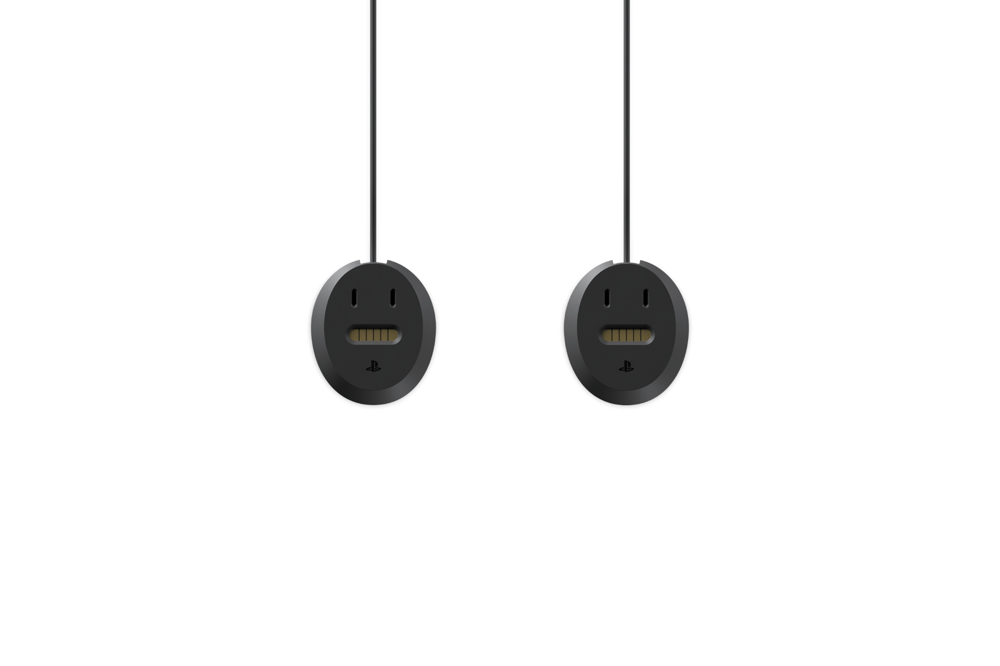 Dos adaptadores de carga negros para mandos de PlayStation cuelgan de cables sobre fondo negro.
