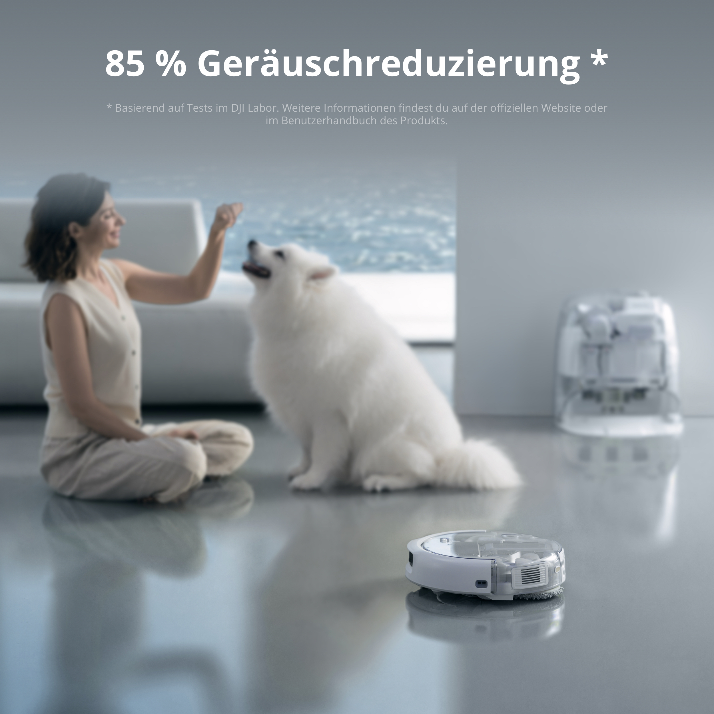 Frau sitzt mit Hund auf dem Boden, während ein Saugroboter reinigt. Text oben.