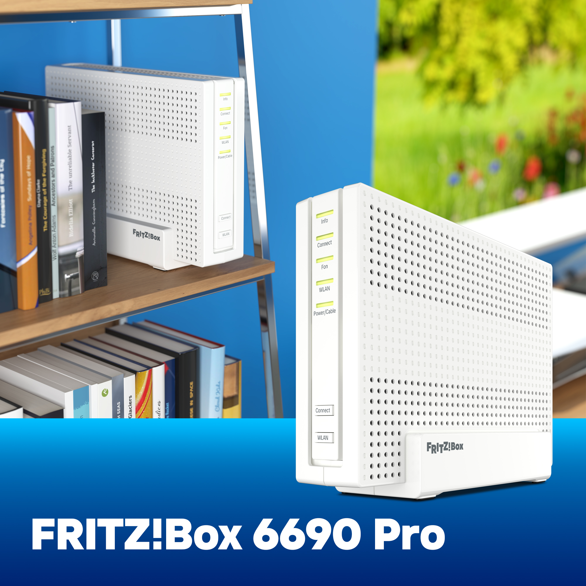 Zwei weiße FRITZ!Box Router stehen vor einem Regal mit Büchern, ein Textfeld zeigt den Namen.