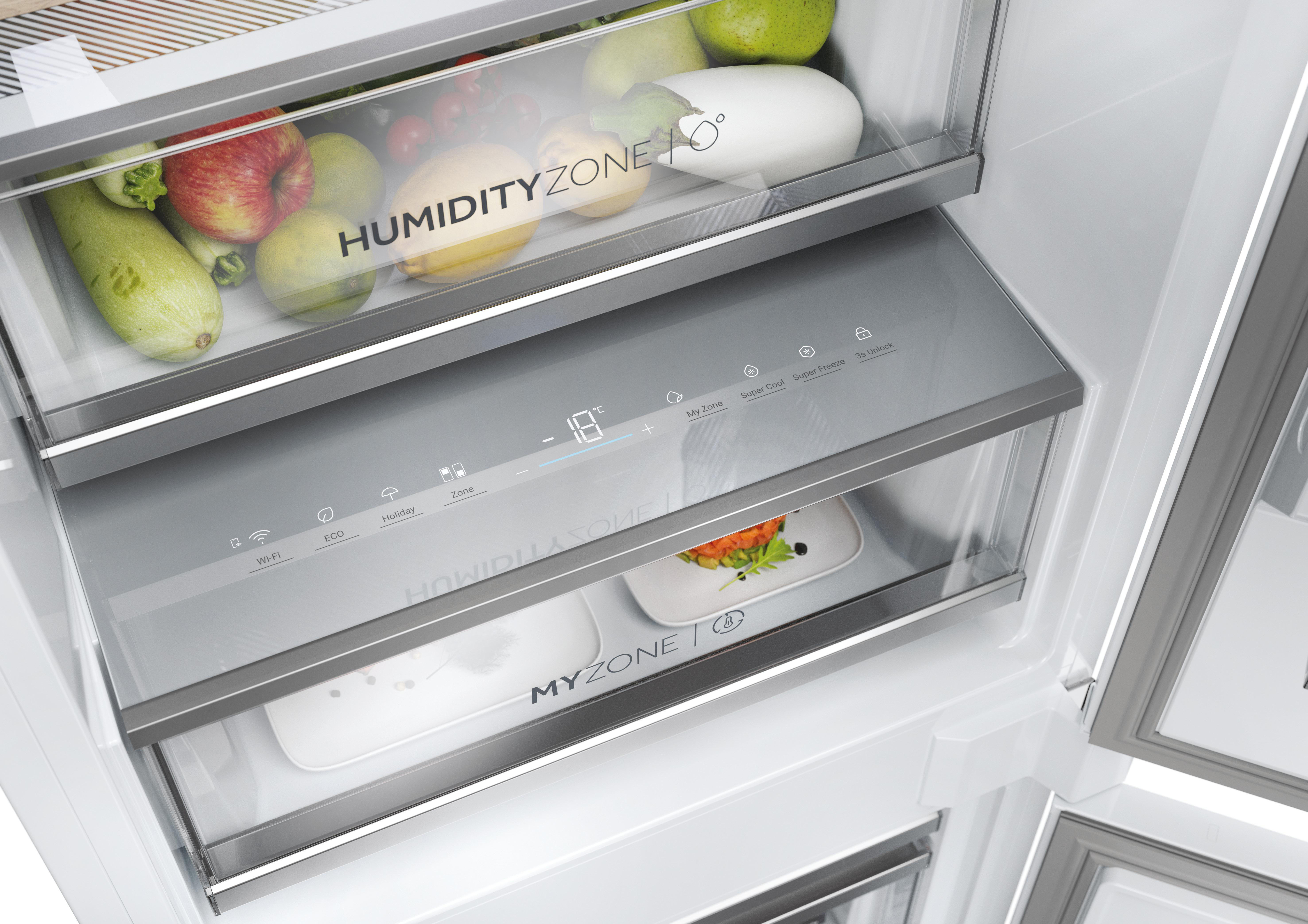 Kühlschrankinnenraum mit Humidity Zone- und My Zone-Schubladen, digitalem Bedienfeld und frischen Lebensmitteln.