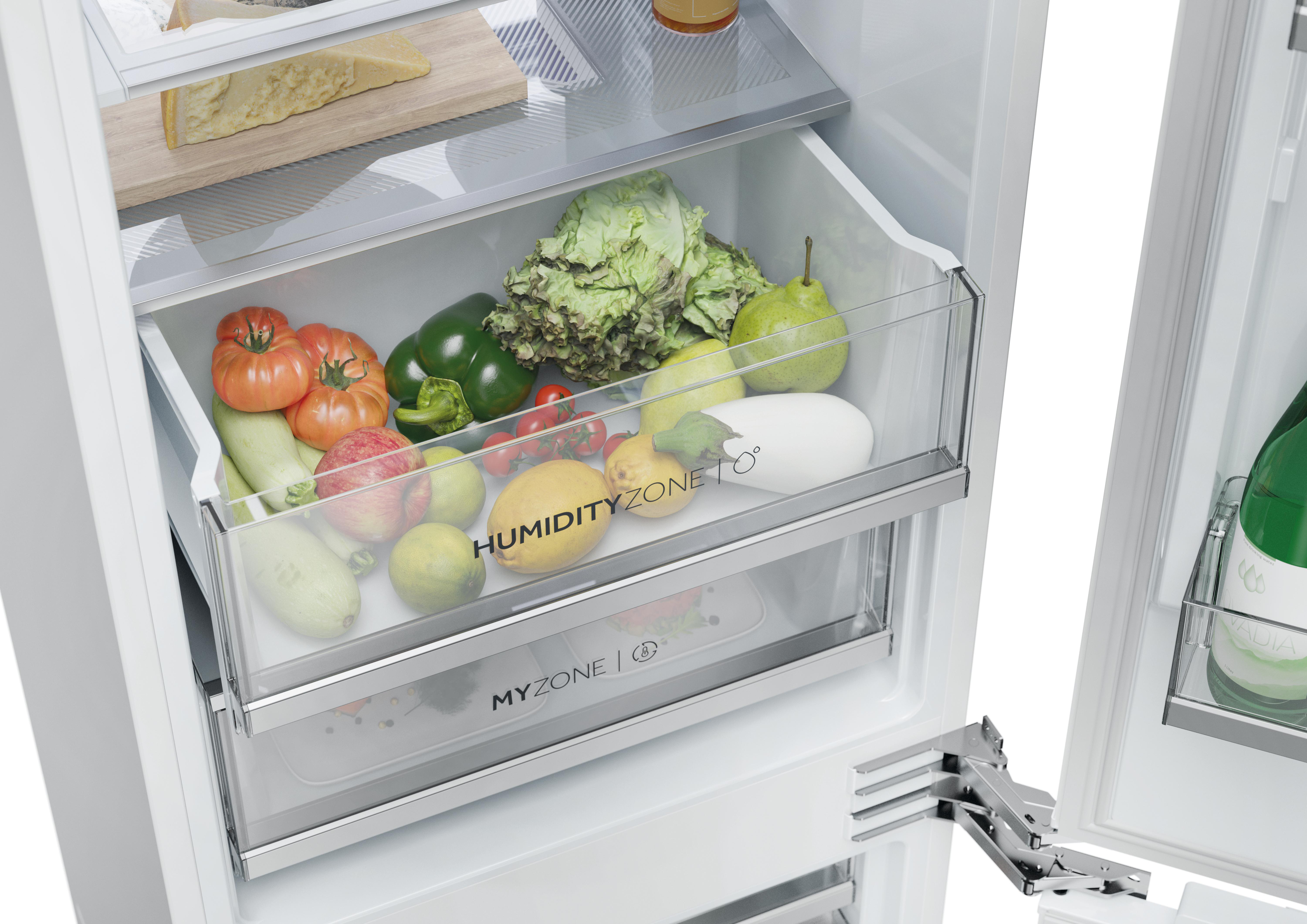 Ein geöffneter Kühlschrank zeigt das Humidity Zone Fach voller frischem Obst und Gemüse.
