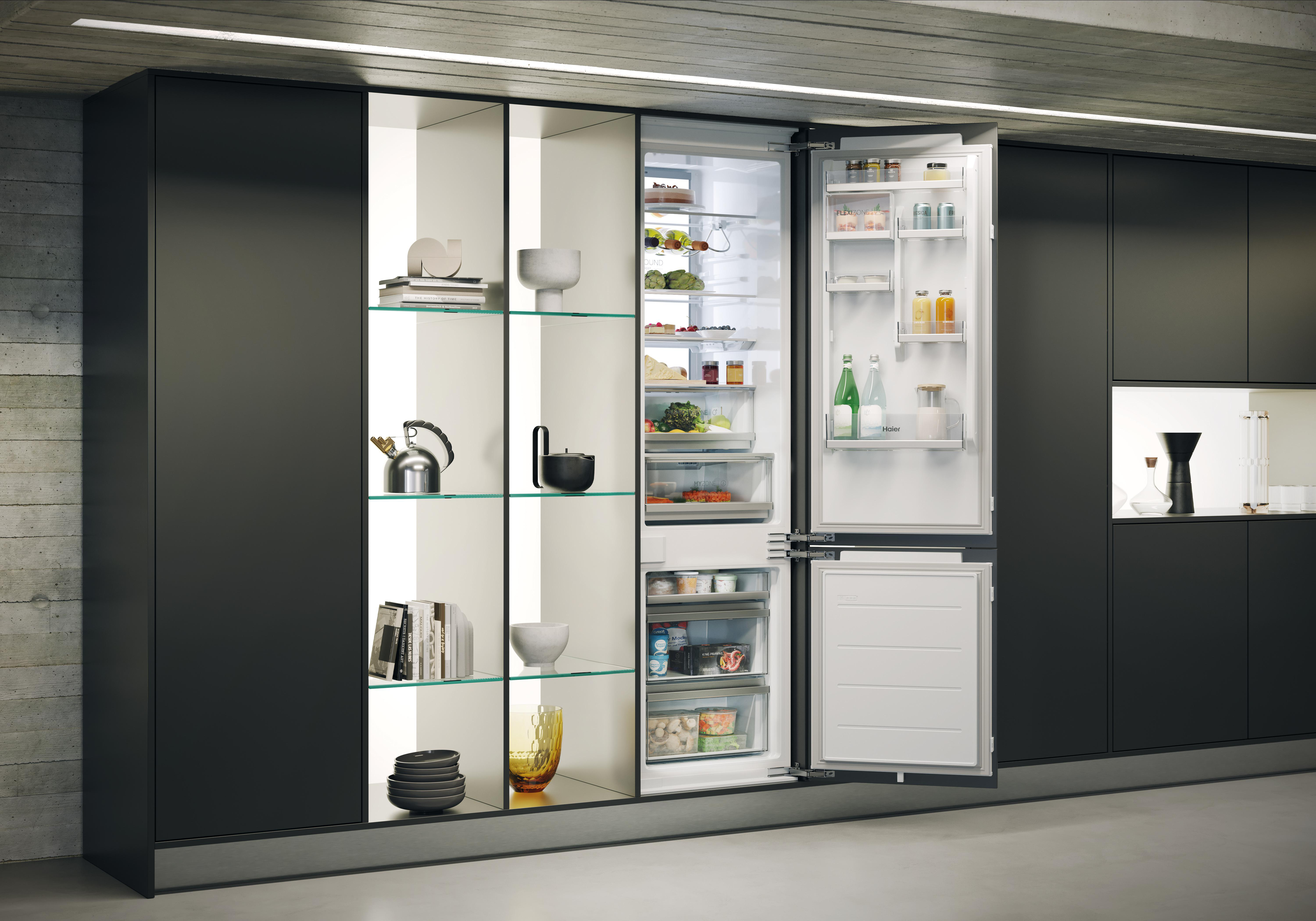 Eine moderne schwarze Küche mit offenen beleuchteten Regalen und einem geöffneten Kühlschrank.