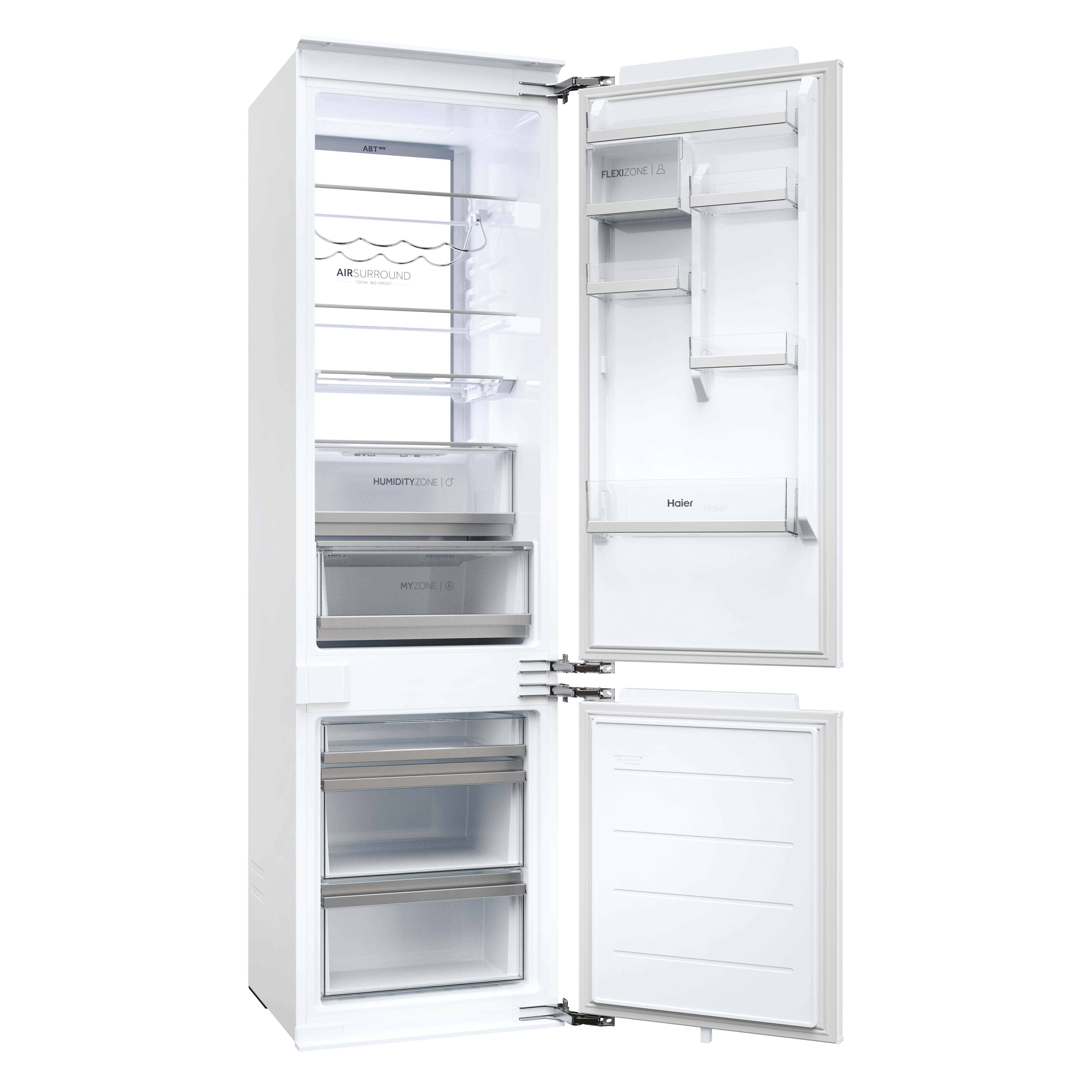 Offener weißer Einbaukühlschrank mit Glasböden und offenen Gefrierschubladen unten auf weißem Hintergrund.