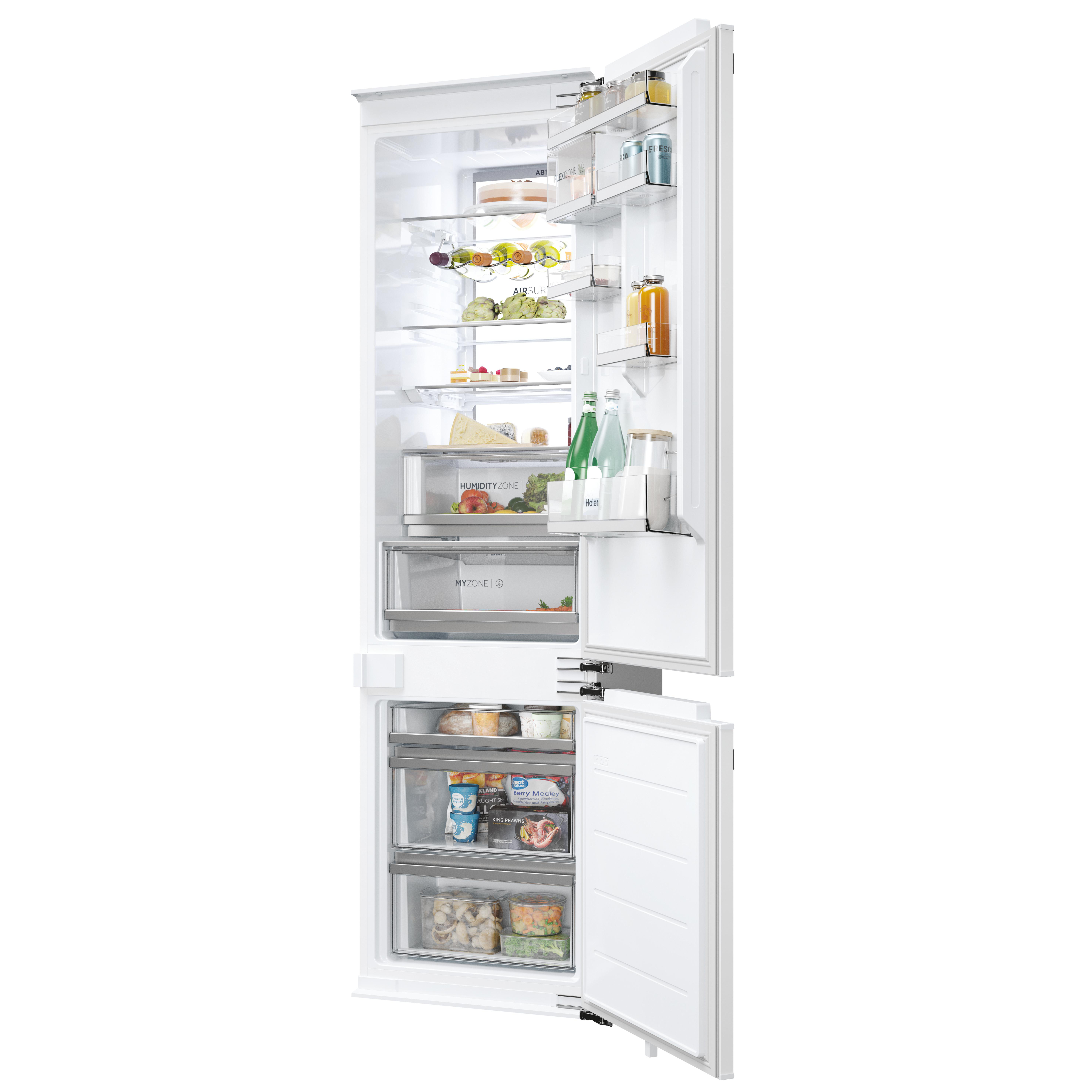 Offener weißer Kühlschrank mit gefüllten Glasböden und offenen Türen auf weißem Hintergrund.