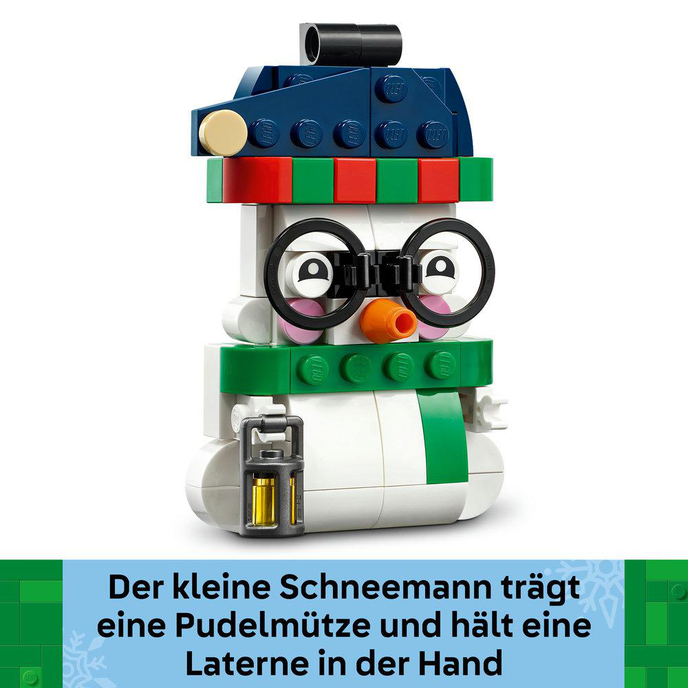 Ein Lego-Schneemann mit Mütze, Brille und Laterne vor weißem Hintergrund.