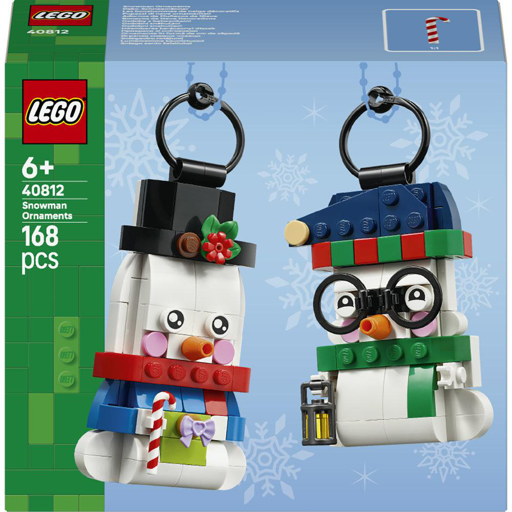 LEGO Schneemann-Ornamente Schachtel zeigt zwei baubare Schneefiguren mit Feiertagszubehör vor blauem Hintergrund.