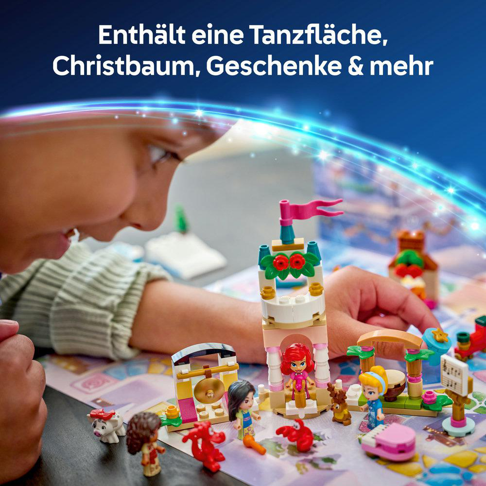Ein Kind baut ein Lego Disney Schlosses mit Figuren und Zubehör auf einem Tisch.