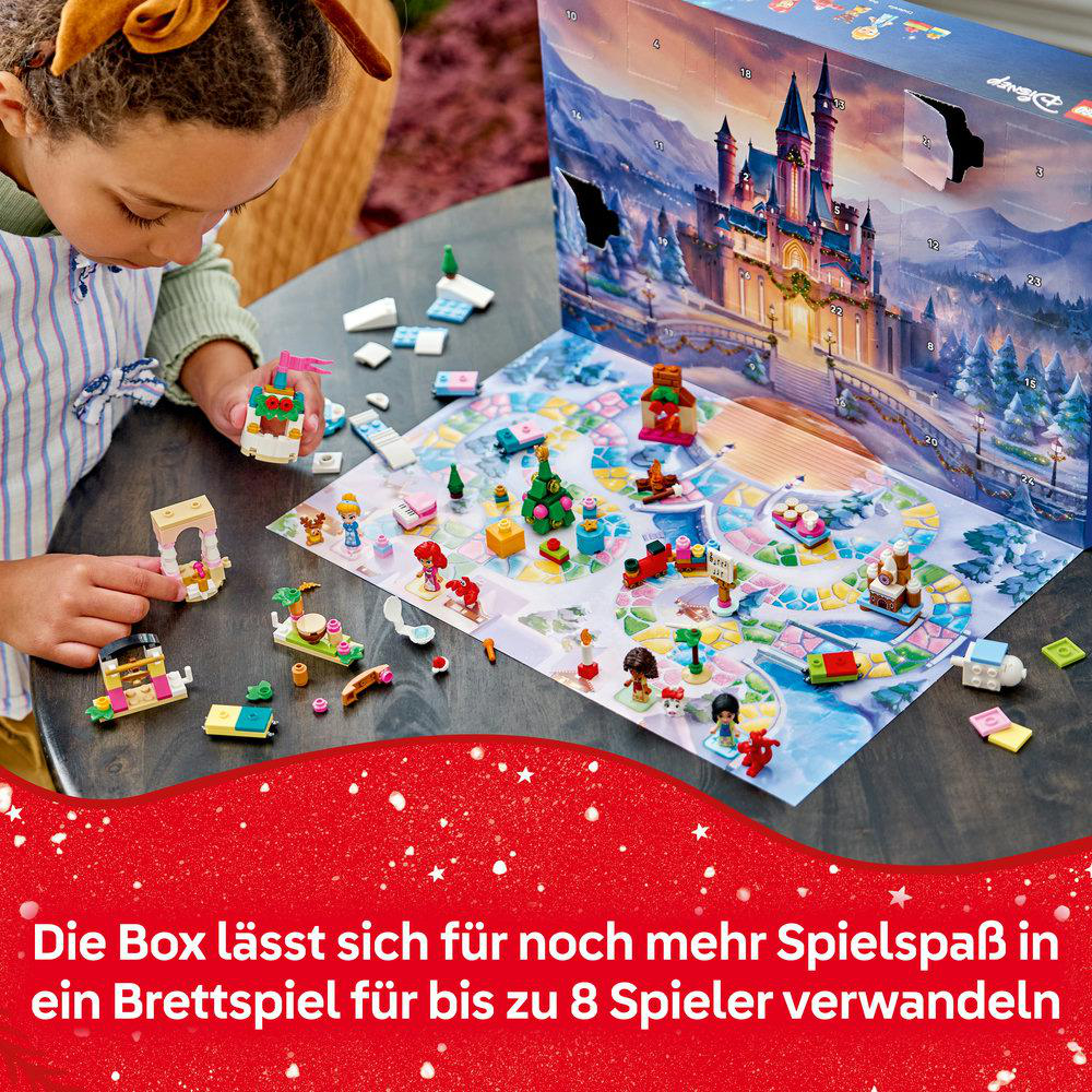 Ein Kind baut Lego-Disney-Figuren auf einem zu einem Brettspiel ausgeklappten Adventskalender.