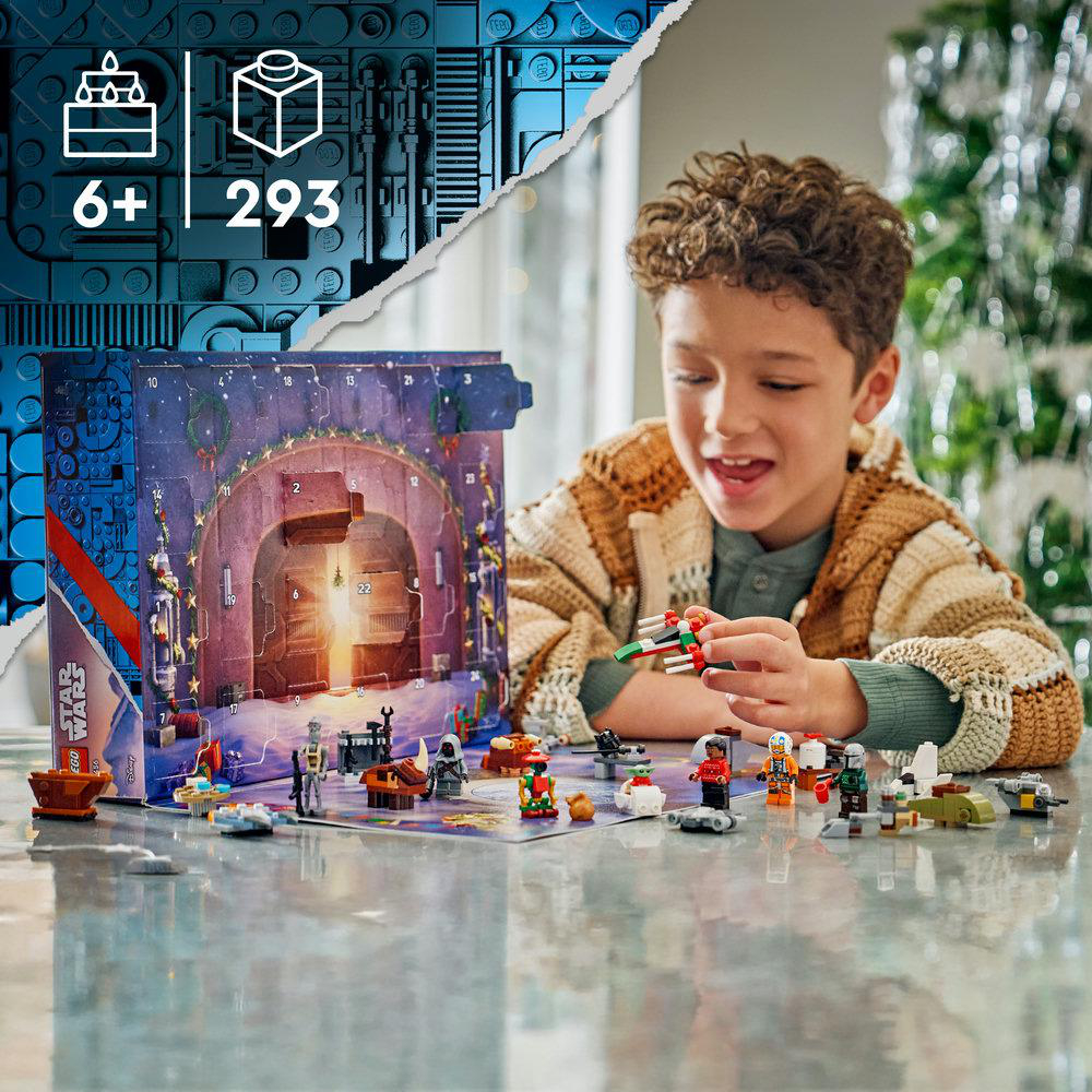 Ein Junge spielt mit LEGO Star Wars Adventskalender-Figuren und Spielzeug am Tisch.