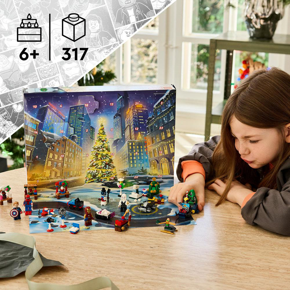 Ein junges Mädchen öffnet in einem hellen Raum gespannt einen Lego-Adventskalender mit Marvel-Figuren.
