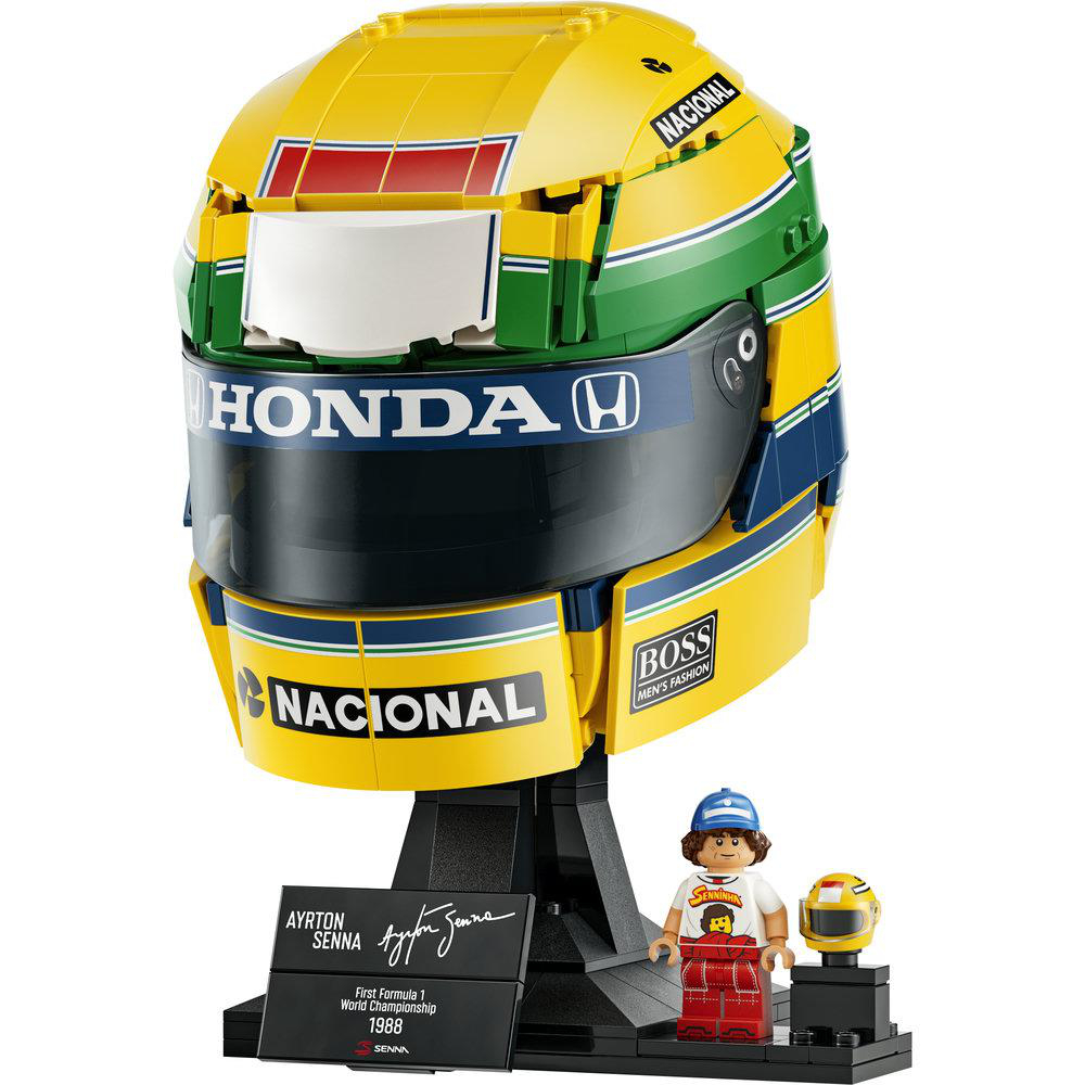 Ein Lego-Modell von Ayrton Sennas gelb-grün-blauem Rennhelm auf einem Ständer mit einer Miniaturfigur.