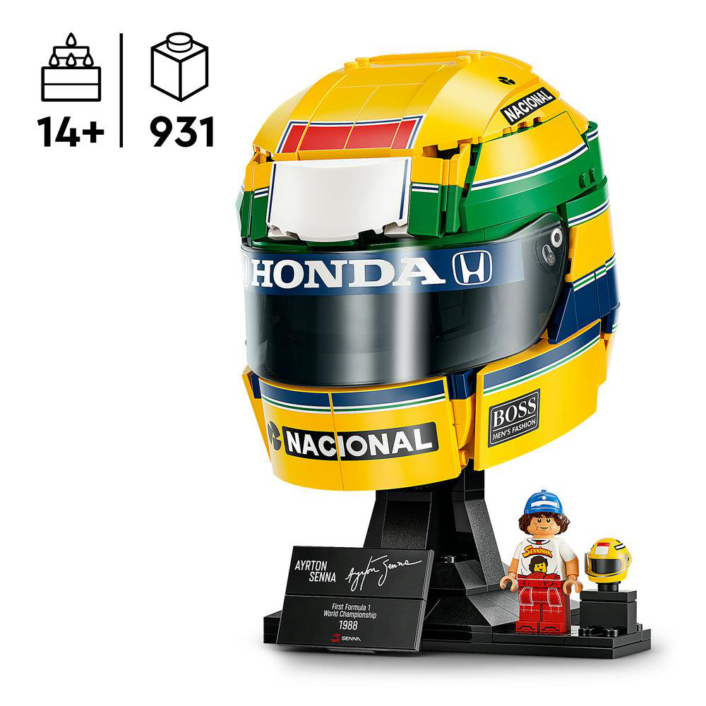 Ein gelb-grüner LEGO Ayrton Senna Formel-1-Helm mit Ständer und Minifigur auf weißem Hintergrund.