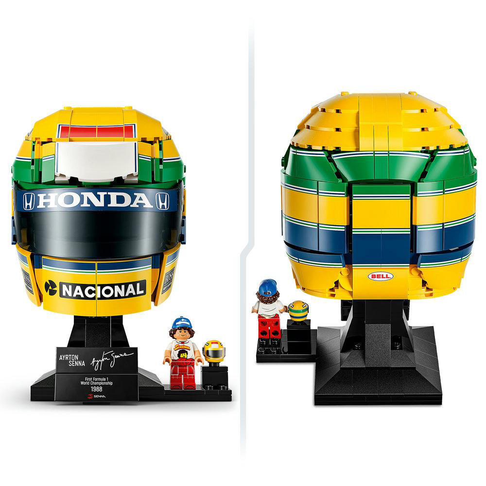Lego-Nachbau des gelb-grün-blauen Ayrton Senna Helms auf Ständer mit kleiner Minifigur.