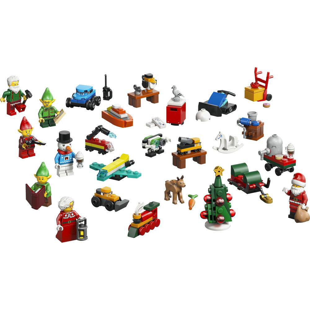 Lego Weihnachtskalender-Teile mit Weihnachtsmann, Elfen, Baum und kleinen Modellen auf weißem Hintergrund.